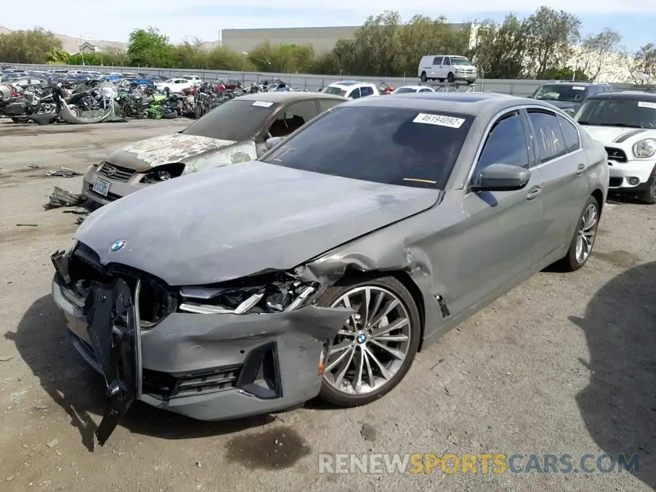 2 fotografías del automóvil dañado WBA53BH05NWX53120 BMW 5 SERIES 2022