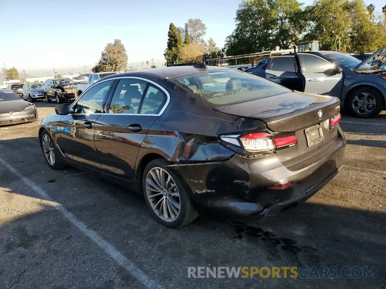 2 fotografías del automóvil dañado WBA53BH0XNWX38371 BMW 5 SERIES 2022