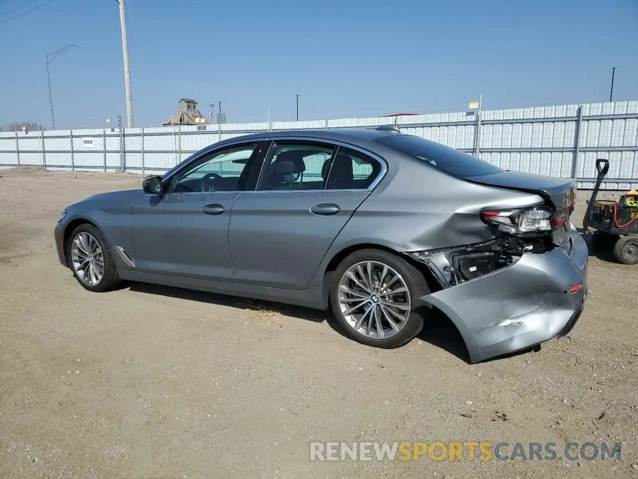 2 fotografías del automóvil dañado WBA13BJ0XPWY17065 BMW 5 SERIES 2023