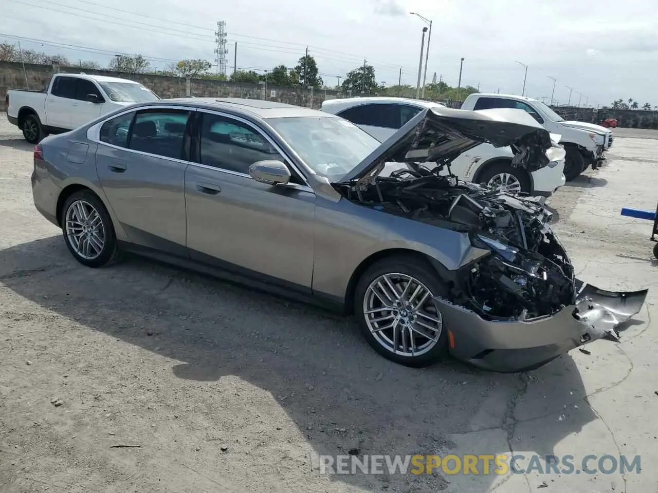 4 fotografías del automóvil dañado WBA43FJ01RCR17208 BMW 5 SERIES 2024