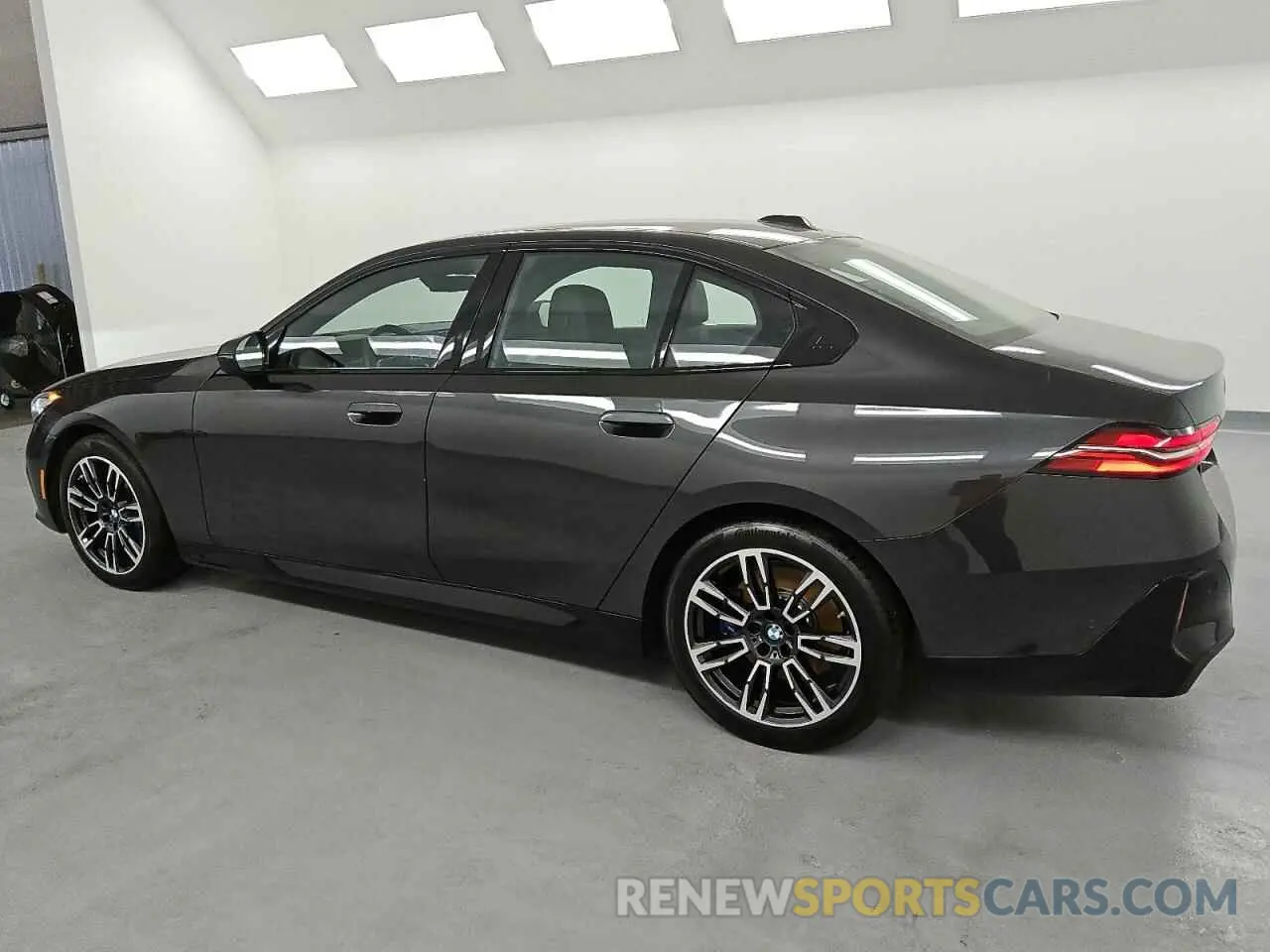 2 fotografías del automóvil dañado WBA43FJ06RCS75200 BMW 5 SERIES 2024