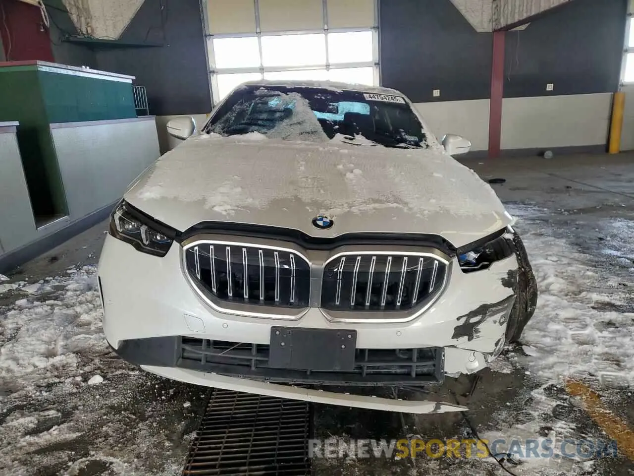5 fotografías del automóvil dañado WBA43FJ08RCS37855 BMW 5 SERIES 2024