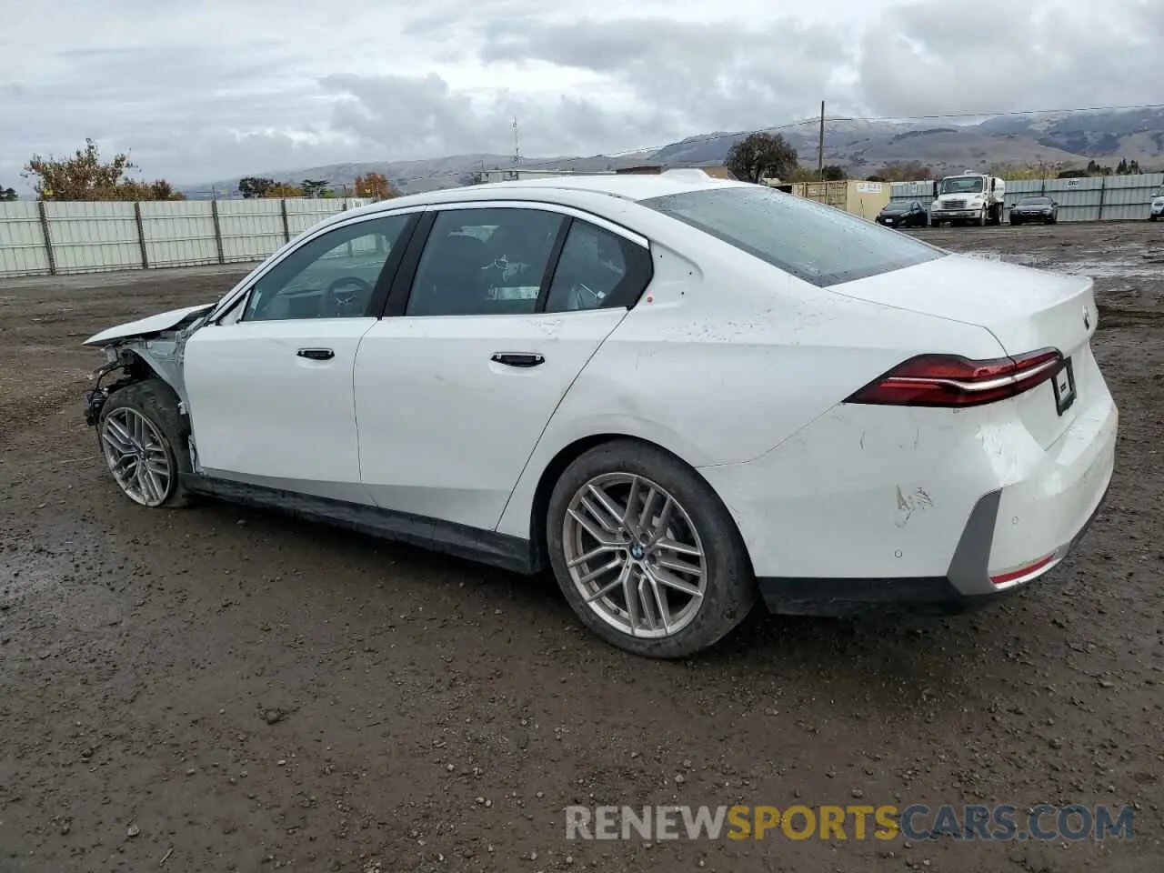 2 fotografías del automóvil dañado WBA43FJ0XRCS14707 BMW 5 SERIES 2024