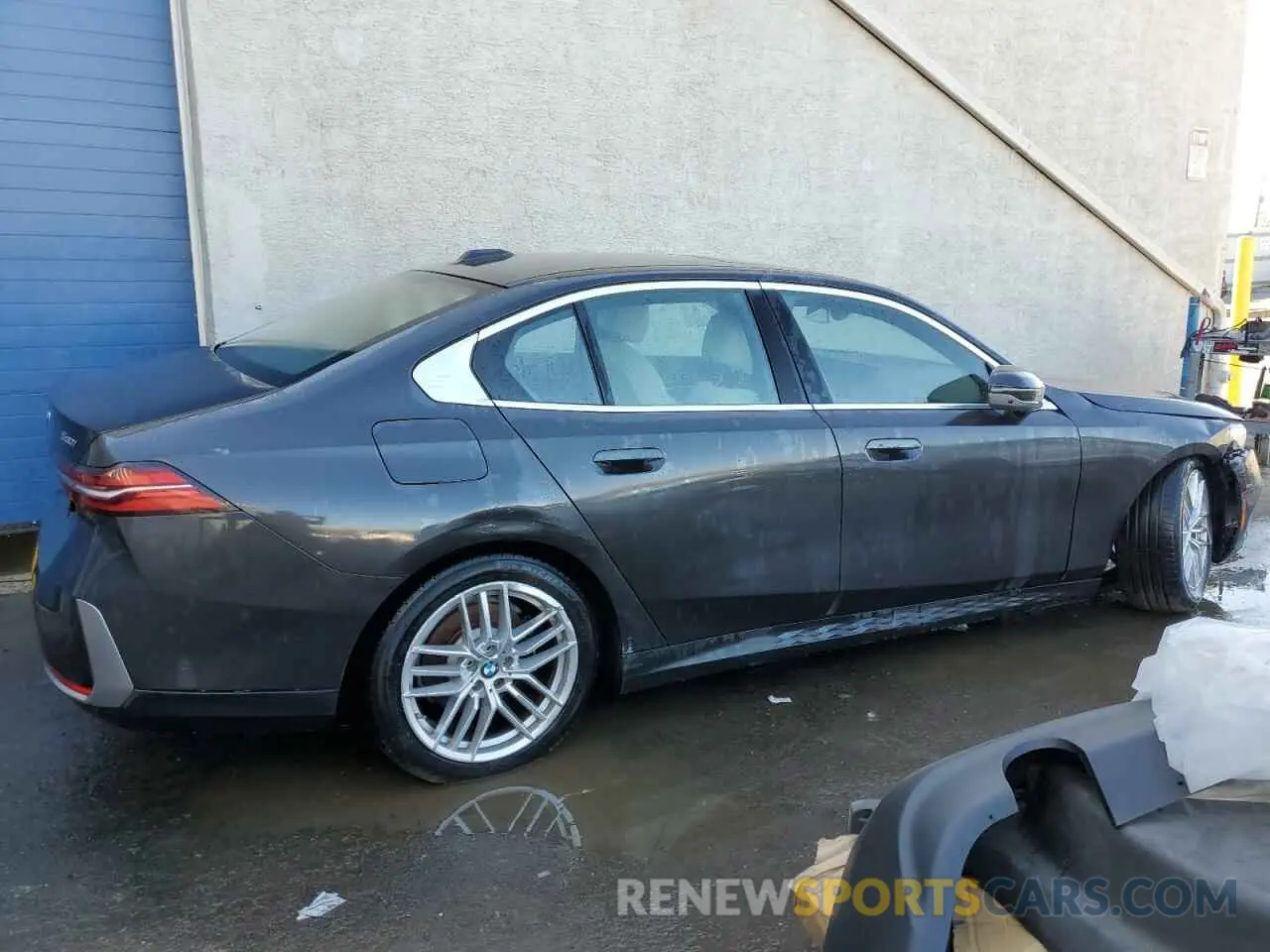3 fotografías del automóvil dañado WBA53FJ00RCR03739 BMW 5 SERIES 2024