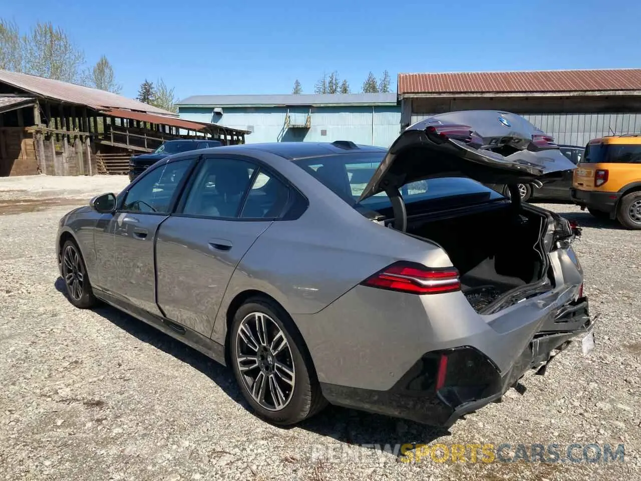 2 fotografías del automóvil dañado WBA53FJ00RCS35232 BMW 5 SERIES 2024