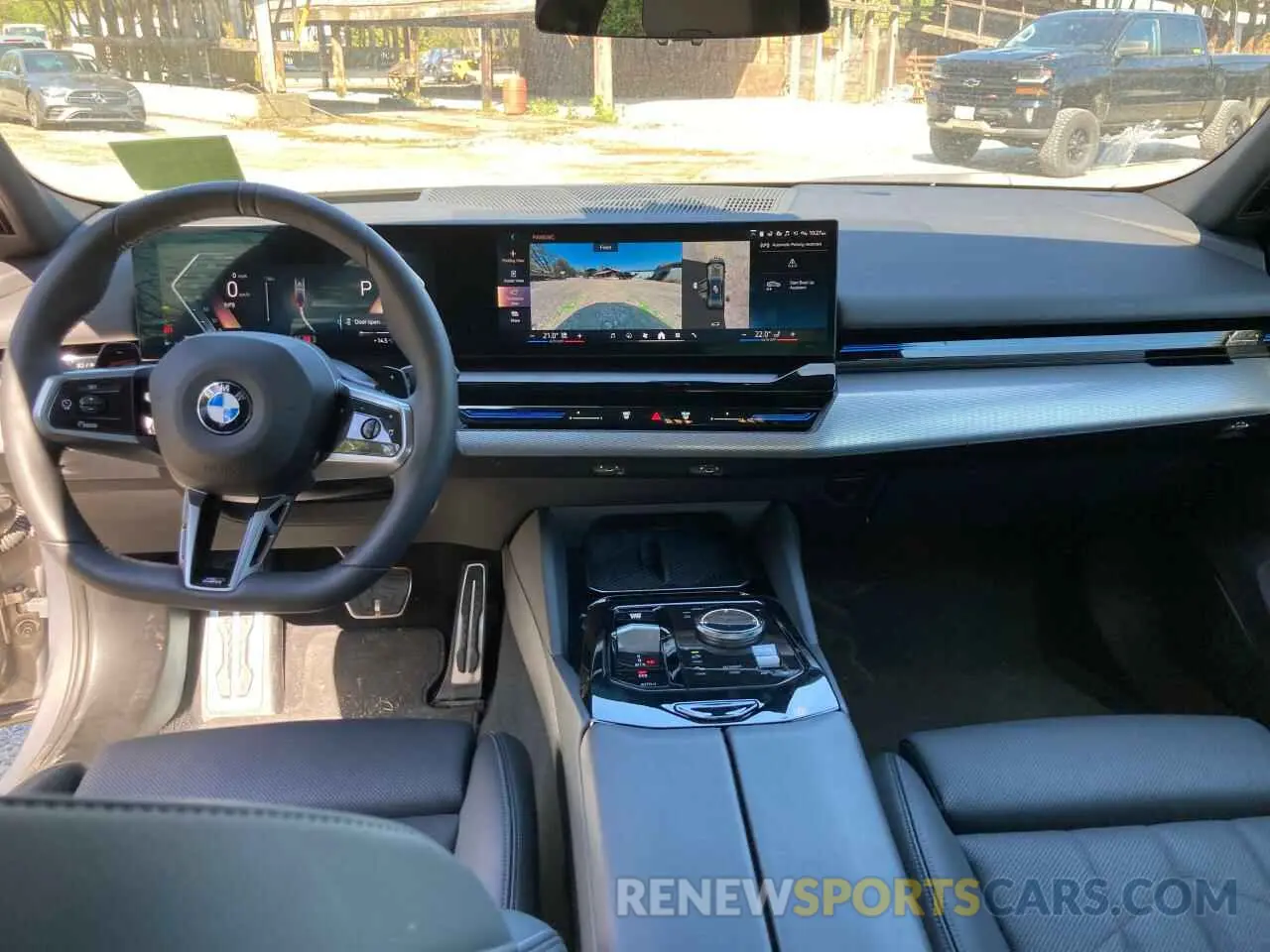 8 fotografías del automóvil dañado WBA53FJ00RCS35232 BMW 5 SERIES 2024