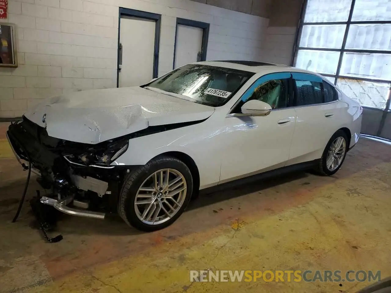 1 fotografías del automóvil dañado WBA53FJ02RCR63733 BMW 5 SERIES 2024