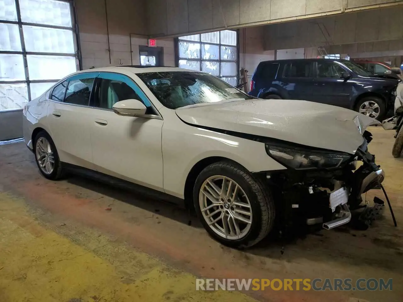 4 fotografías del automóvil dañado WBA53FJ02RCR63733 BMW 5 SERIES 2024