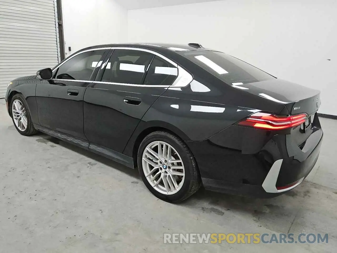 2 fotografías del automóvil dañado WBA53FJ03RCP96427 BMW 5 SERIES 2024