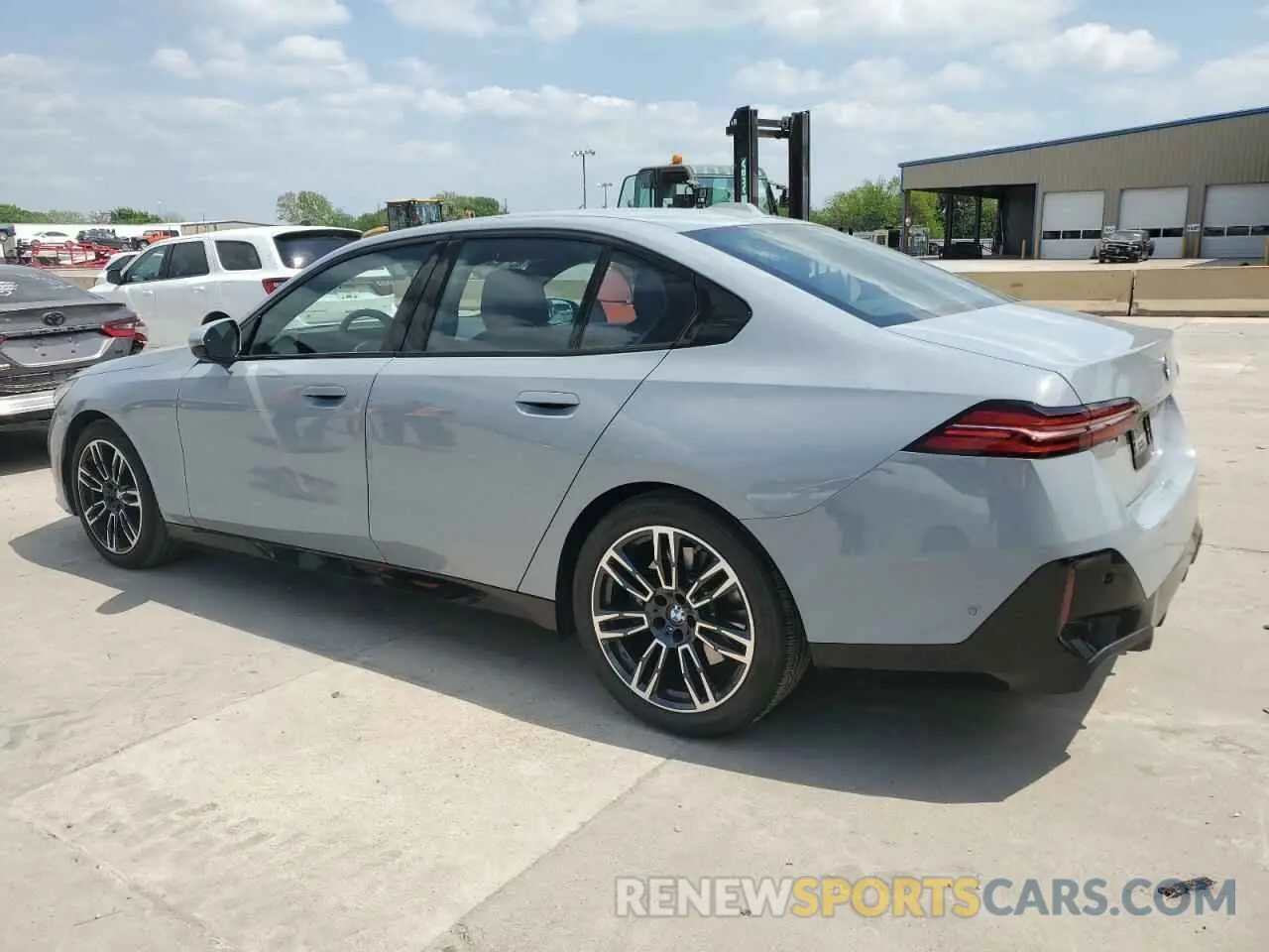 2 fotografías del automóvil dañado WBA43FJ01SCT75551 BMW 5 SERIES 2025