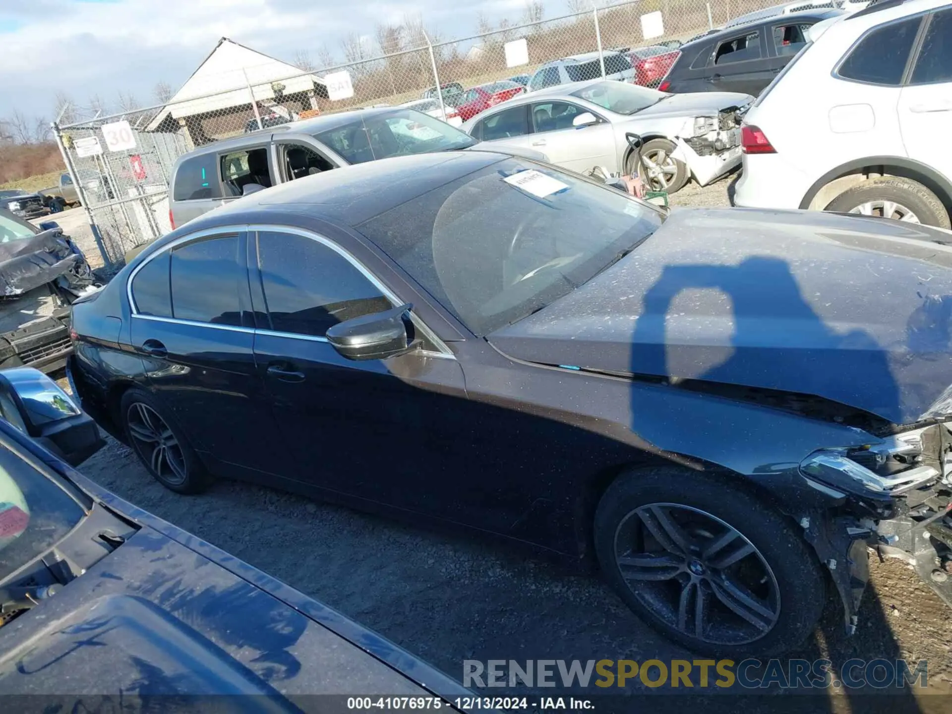 14 fotografías del automóvil dañado WBA13BJ05NWX58987 BMW 530 2022