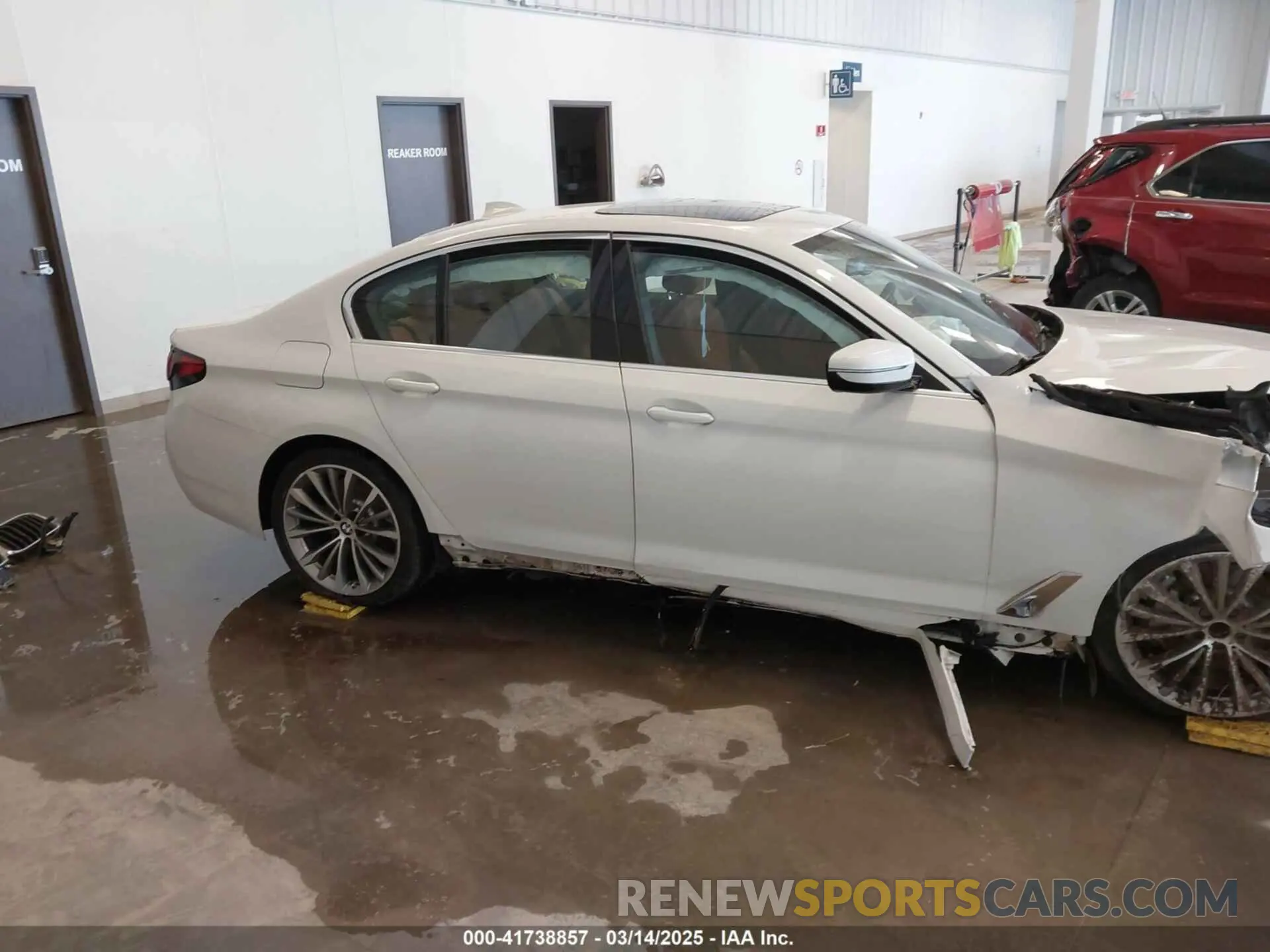 14 fotografías del automóvil dañado WBA13BJ05NWX59007 BMW 530 2022