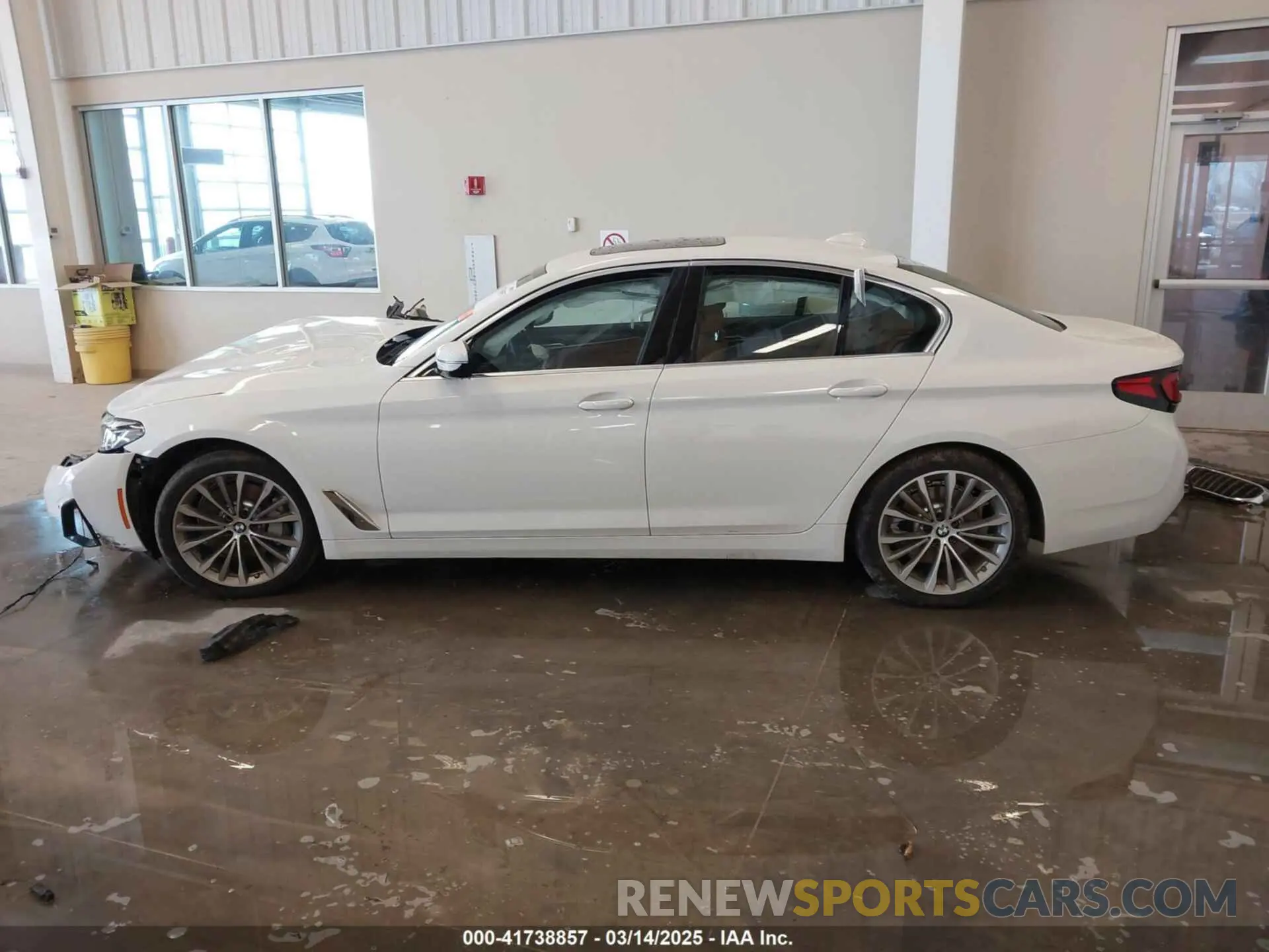 15 fotografías del automóvil dañado WBA13BJ05NWX59007 BMW 530 2022