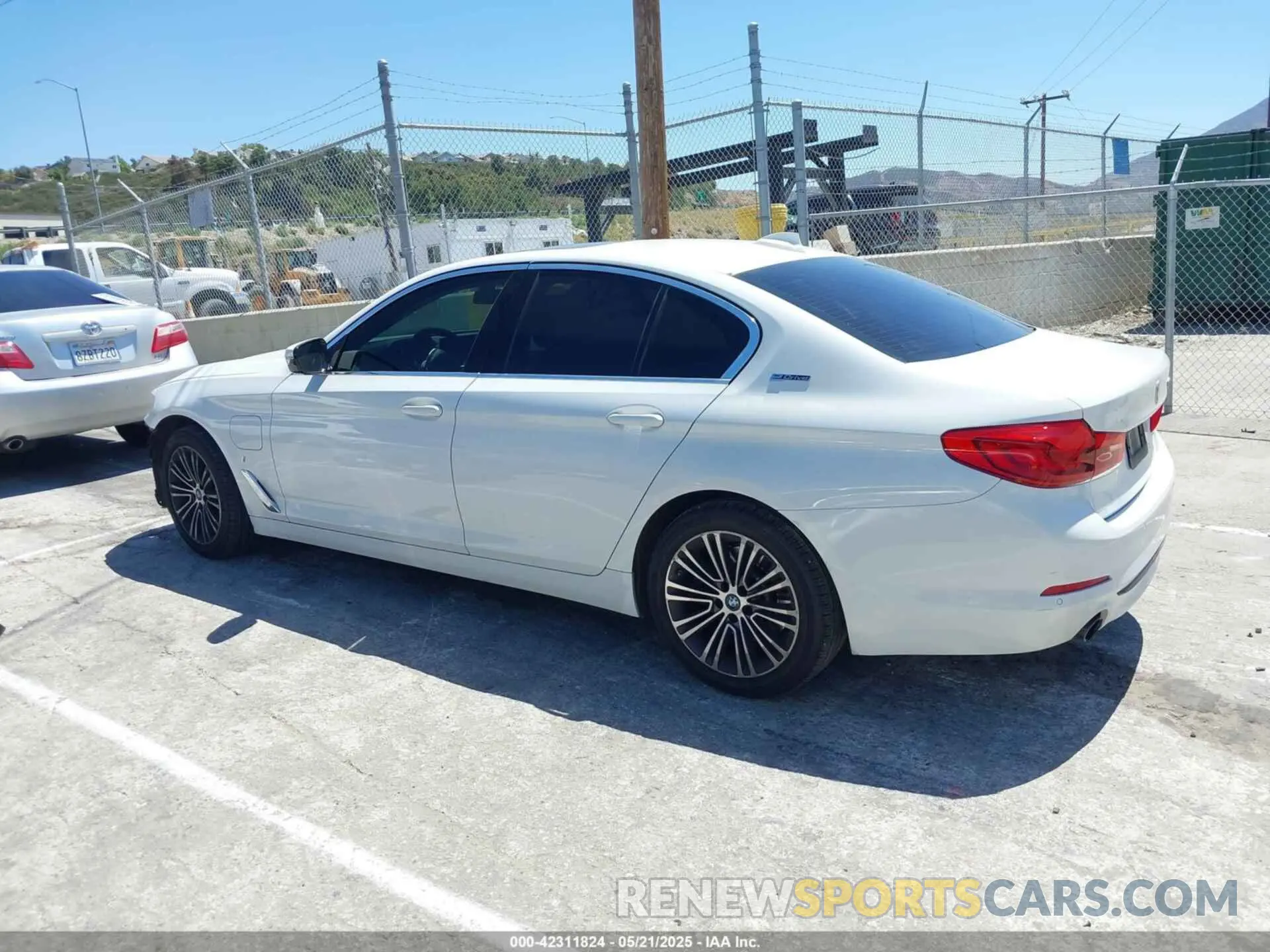 15 fotografías del automóvil dañado WBAJA9C53KB391999 BMW 530E 2019