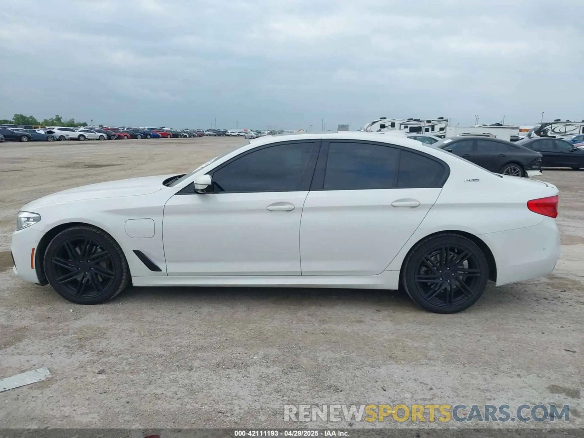 14 fotografías del automóvil dañado WBAJA9C58KB389245 BMW 530E 2019