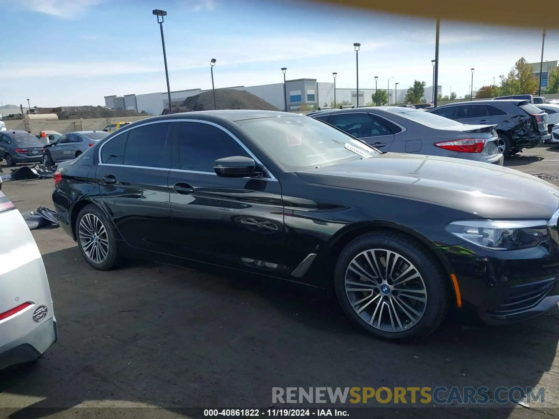 14 fotografías del automóvil dañado WBAJA9C5XKB389649 BMW 530E 2019