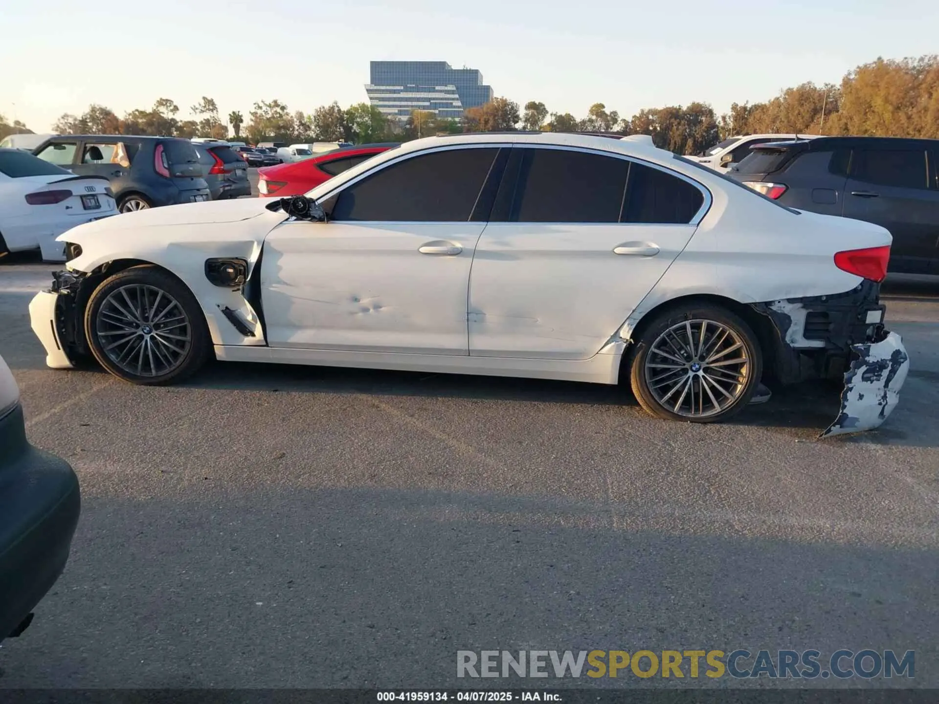 15 fotografías del automóvil dañado WBAJA9C08LCD41408 BMW 530E 2020