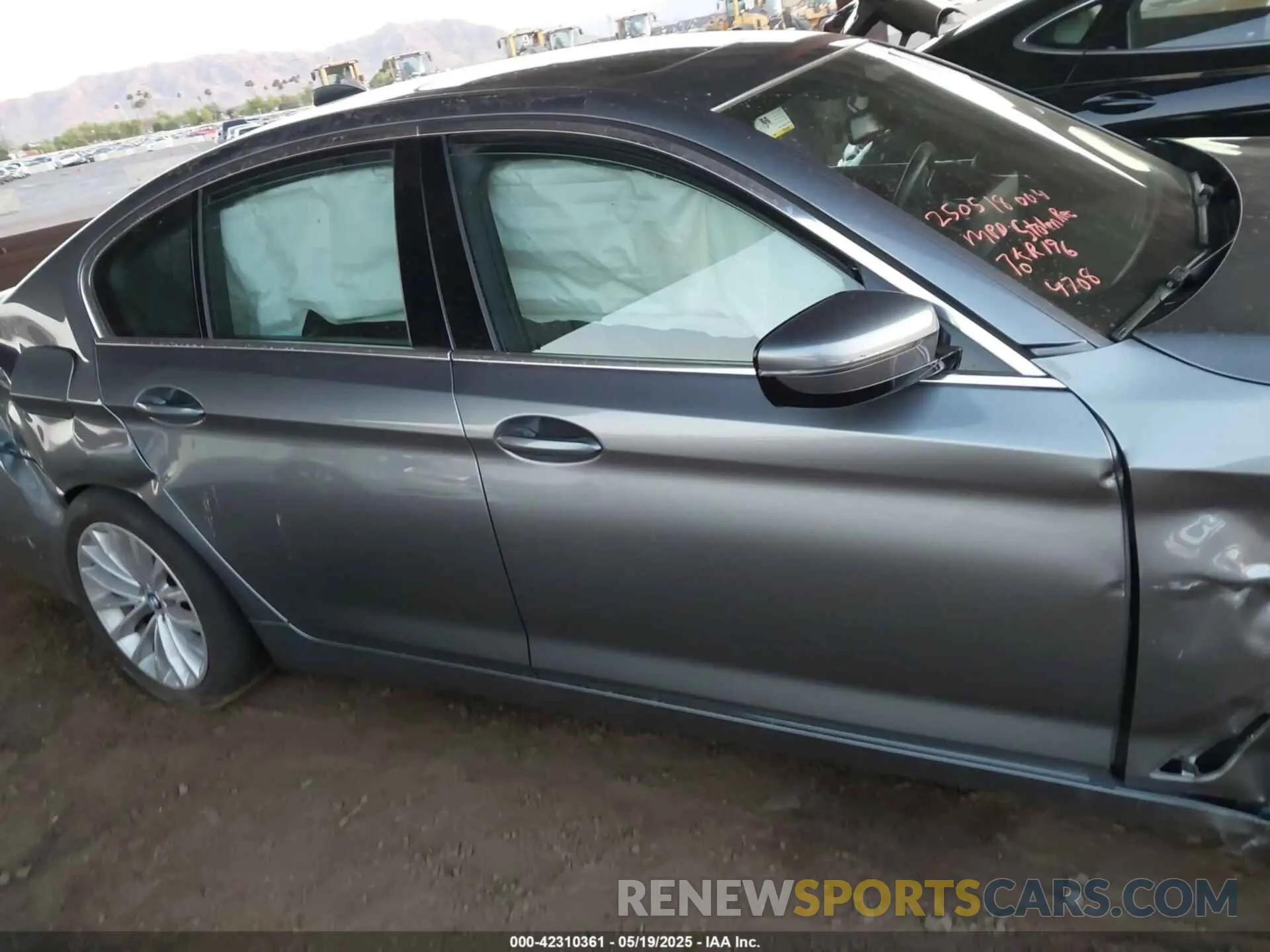 12 fotografías del automóvil dañado WBA13AG03MCG69374 BMW 530E 2021