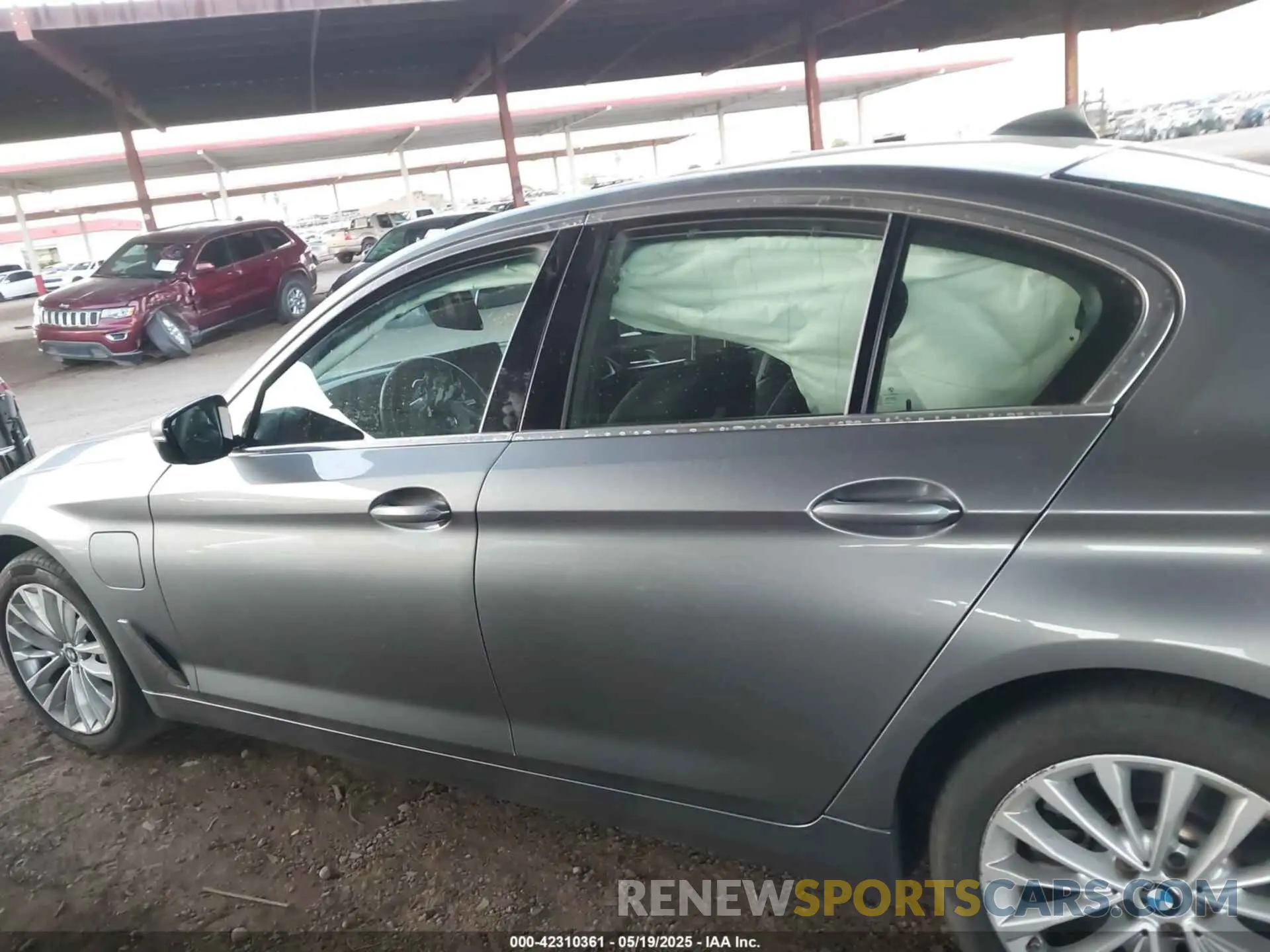 13 fotografías del automóvil dañado WBA13AG03MCG69374 BMW 530E 2021