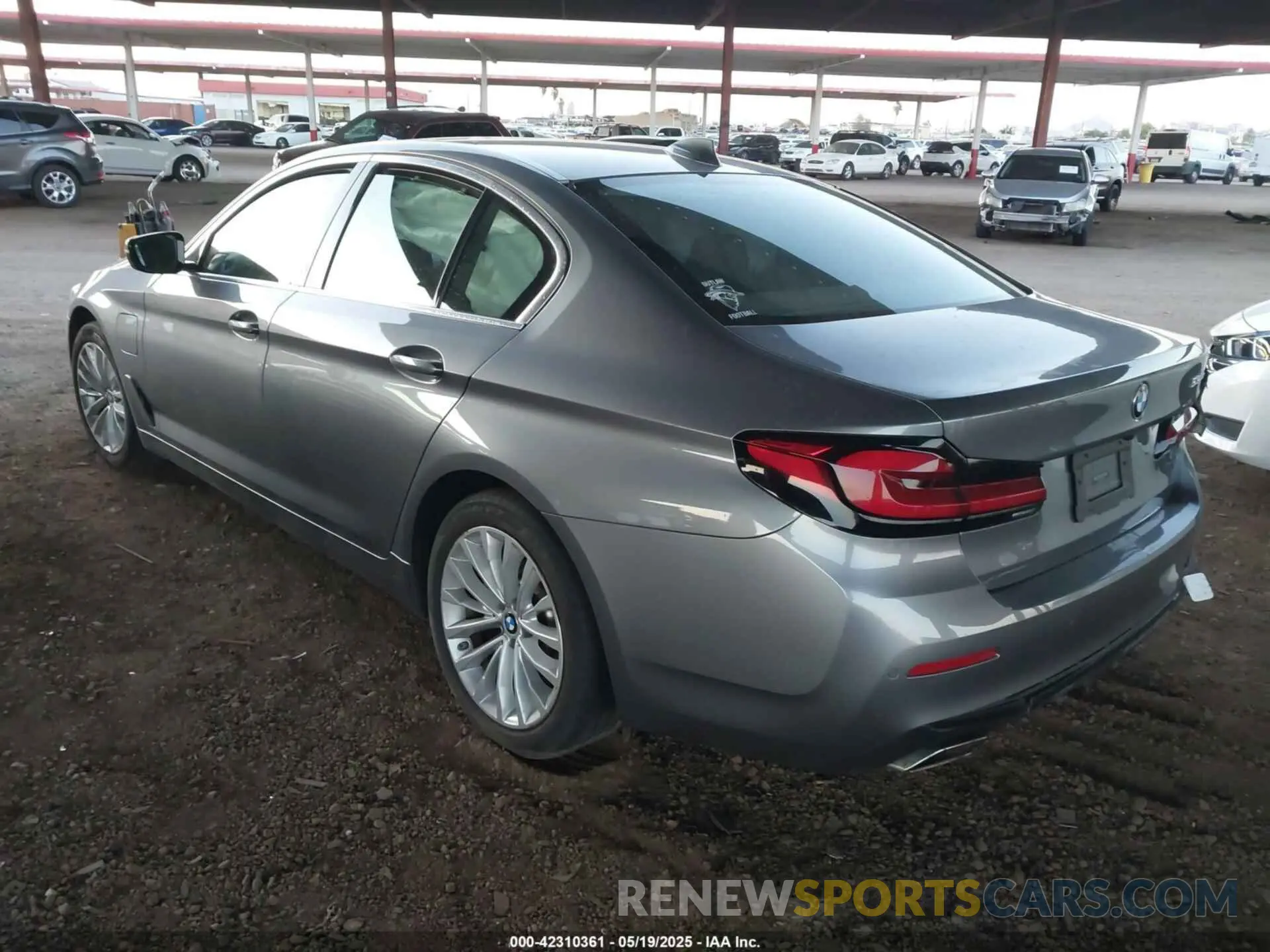 3 fotografías del automóvil dañado WBA13AG03MCG69374 BMW 530E 2021