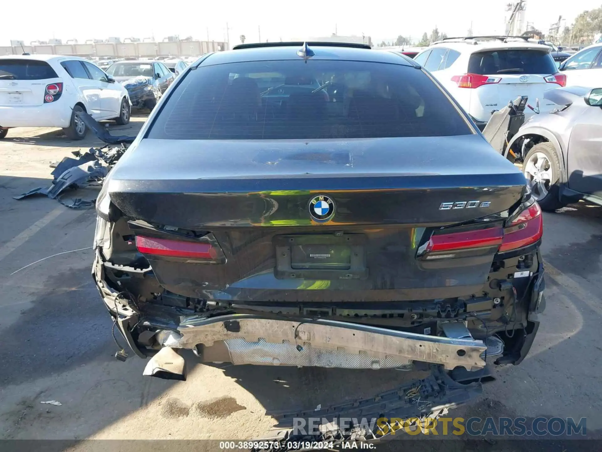 17 fotografías del automóvil dañado WBA13AG0XMCF22761 BMW 530E 2021