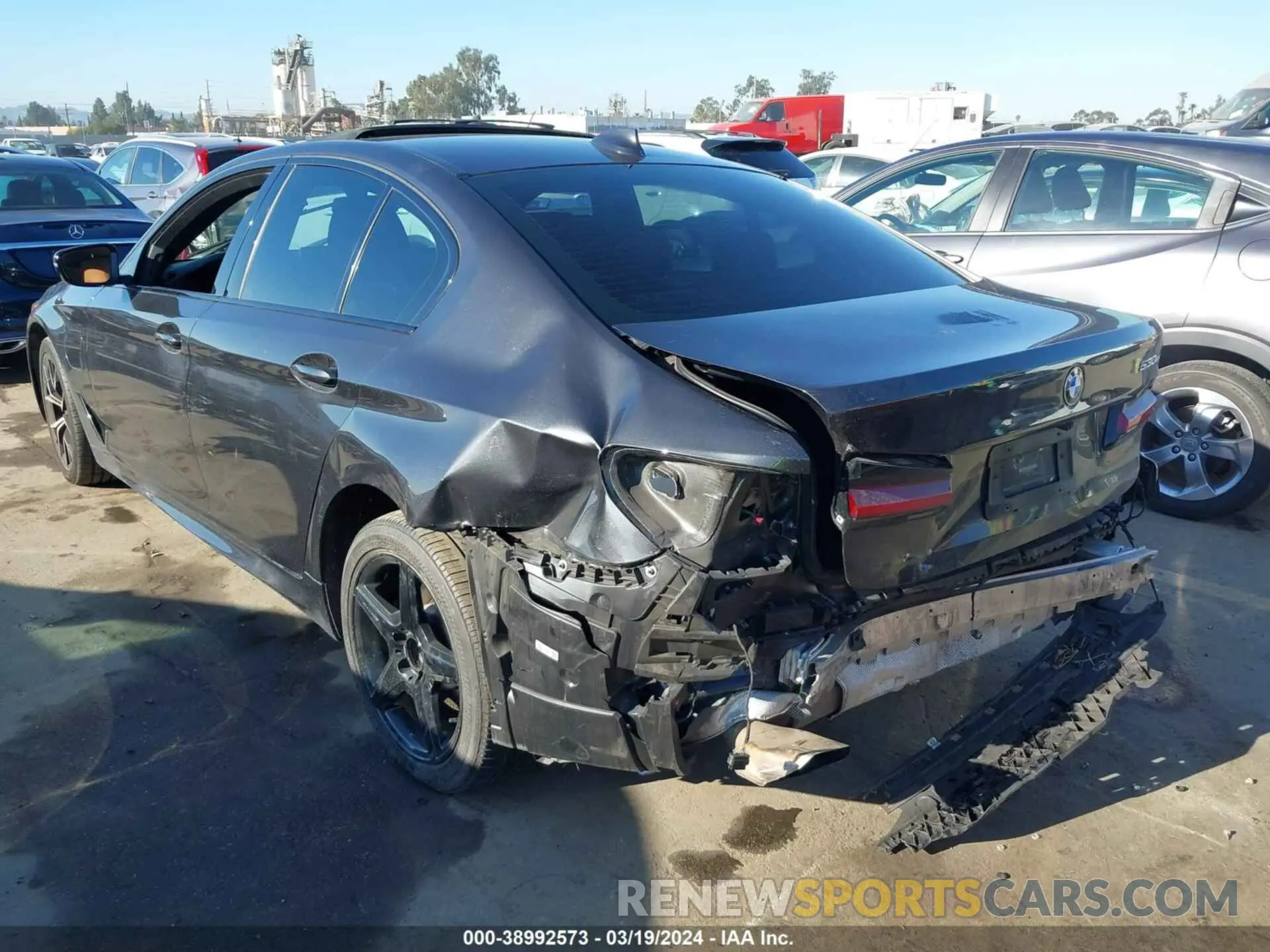 3 fotografías del automóvil dañado WBA13AG0XMCF22761 BMW 530E 2021