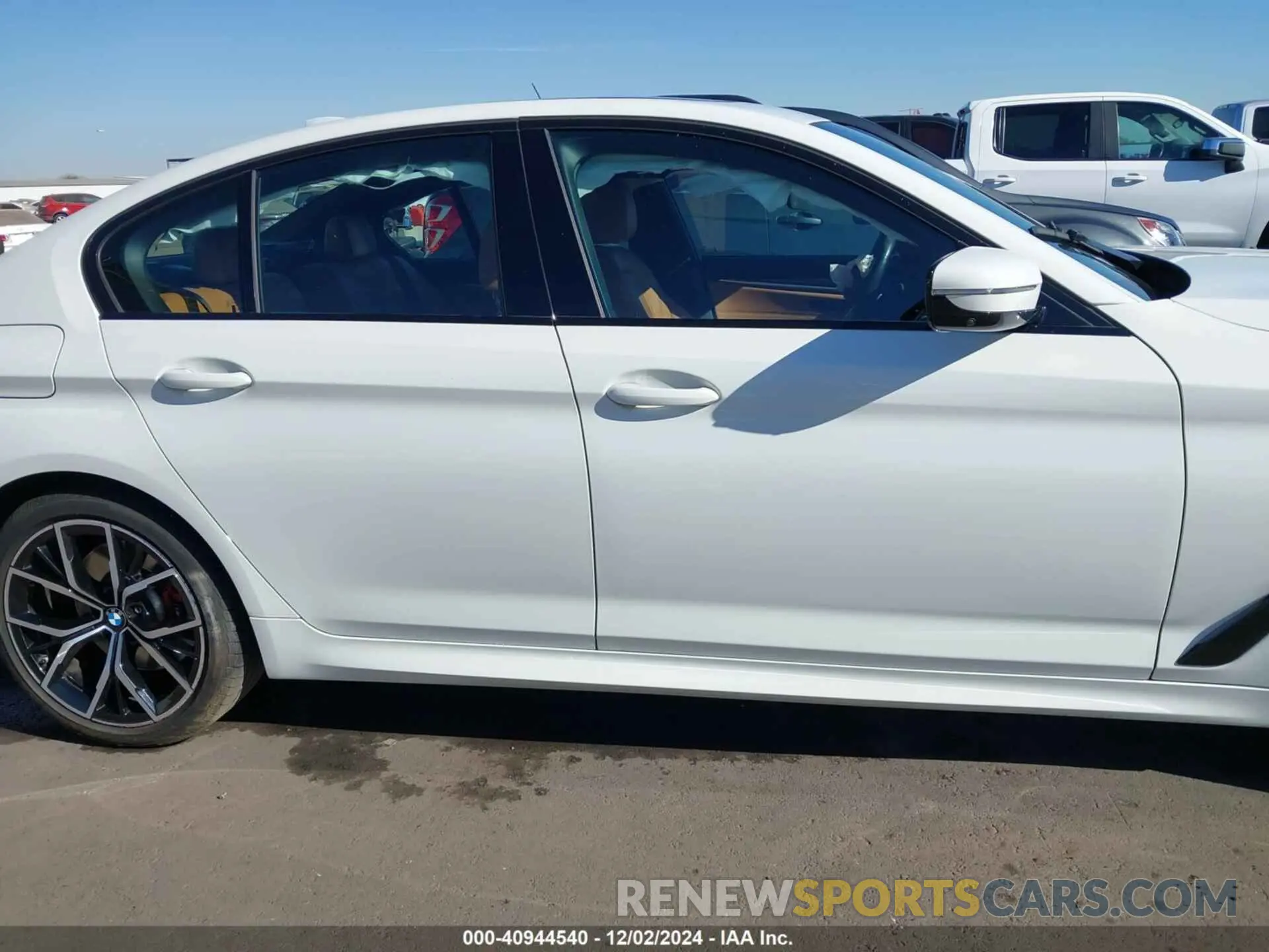 13 fotografías del automóvil dañado WBA33AG04MCG02209 BMW 530E 2021