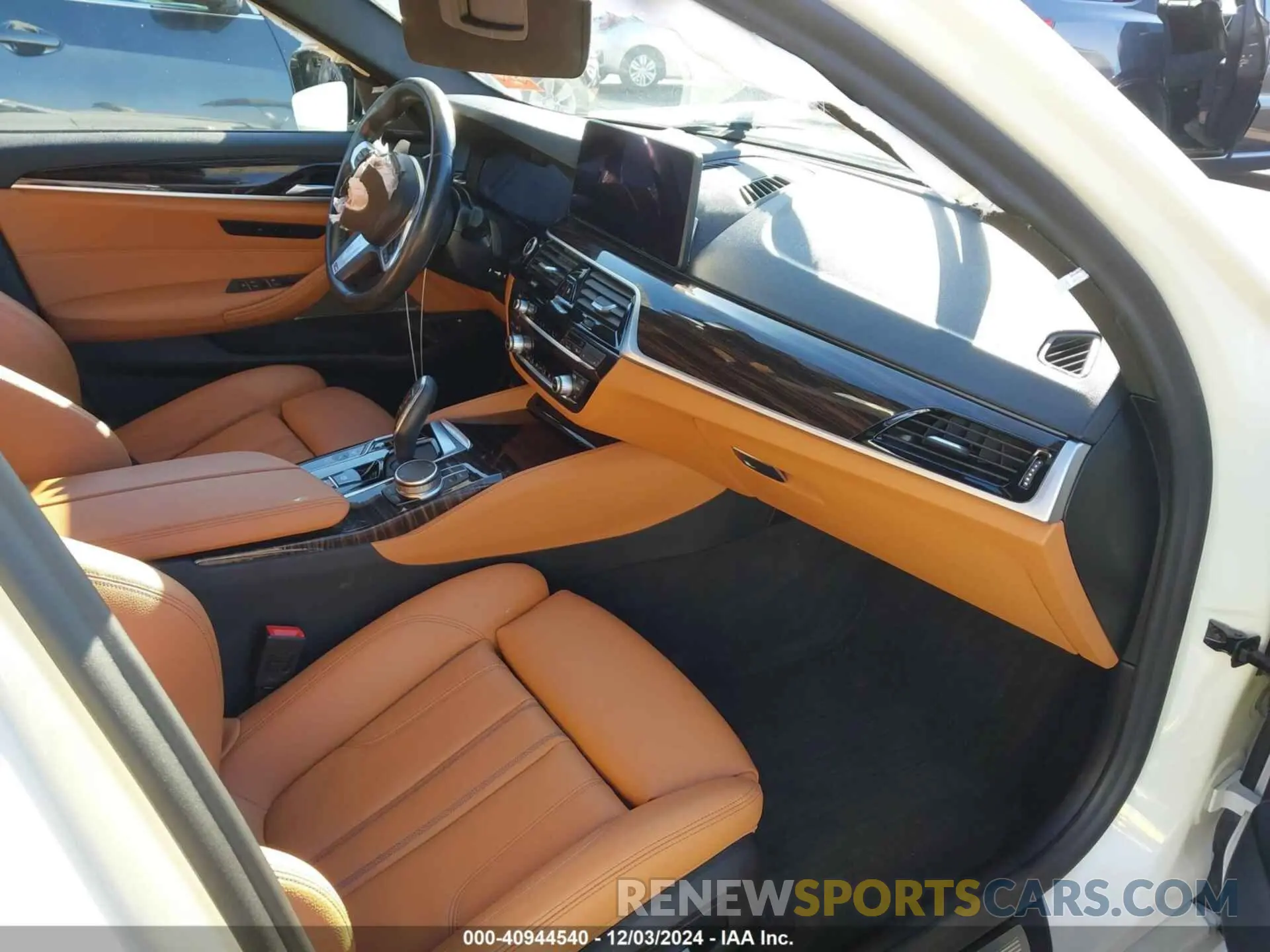 5 fotografías del automóvil dañado WBA33AG04MCG02209 BMW 530E 2021