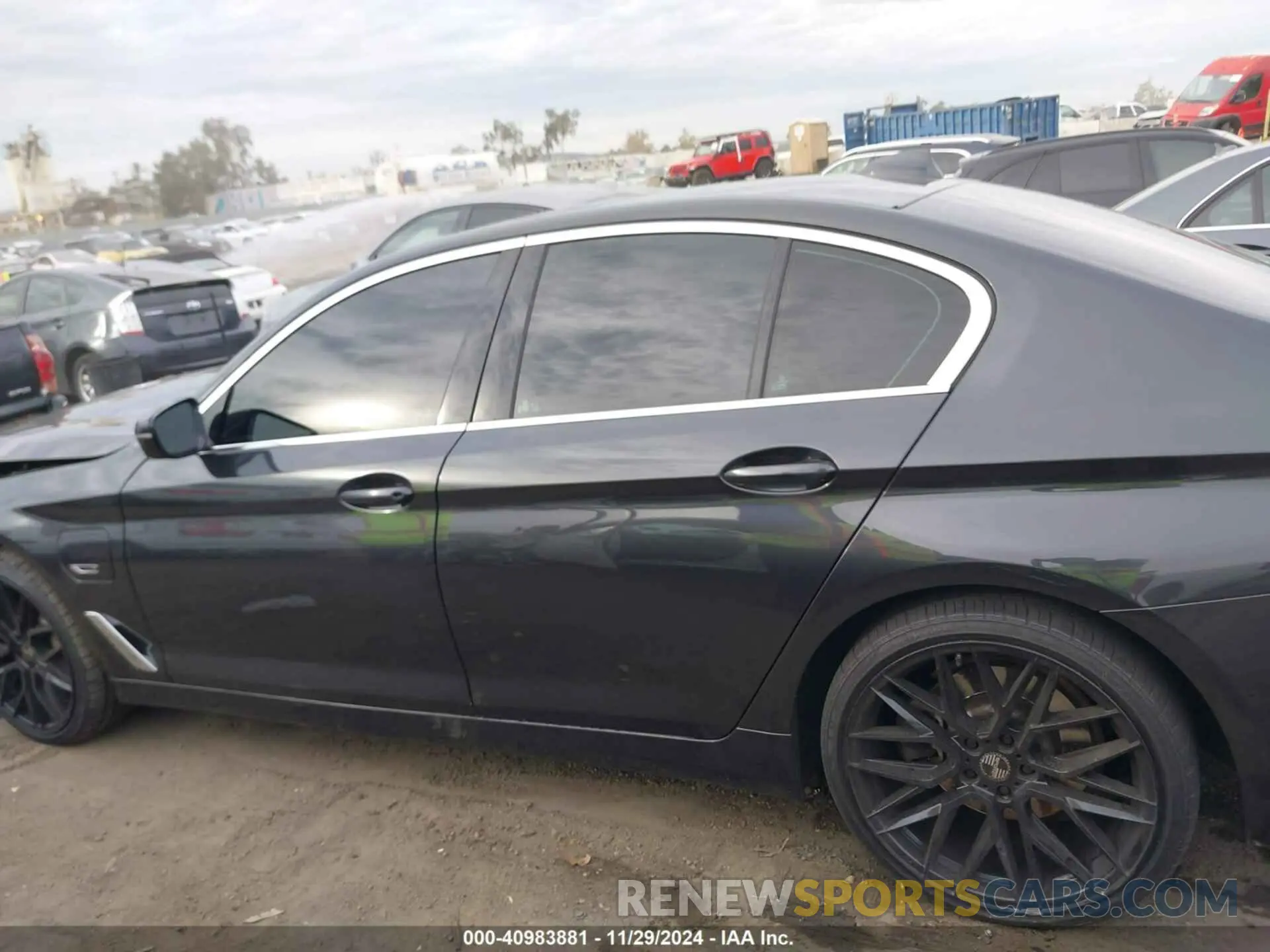 14 fotografías del automóvil dañado WBA13AG0XNCK61601 BMW 530E 2022