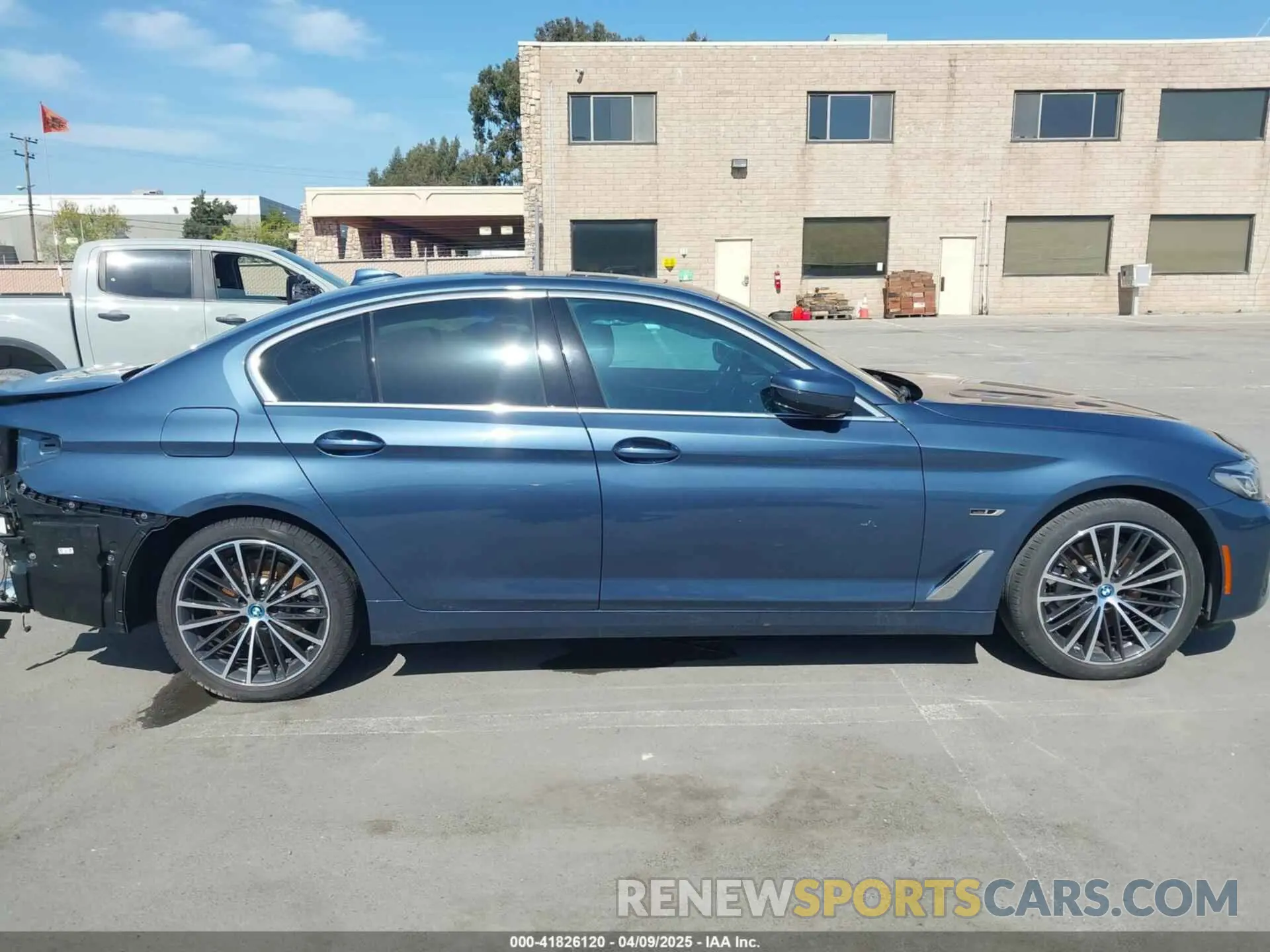 14 fotografías del automóvil dañado WBA13AG04PCM42051 BMW 530E 2023