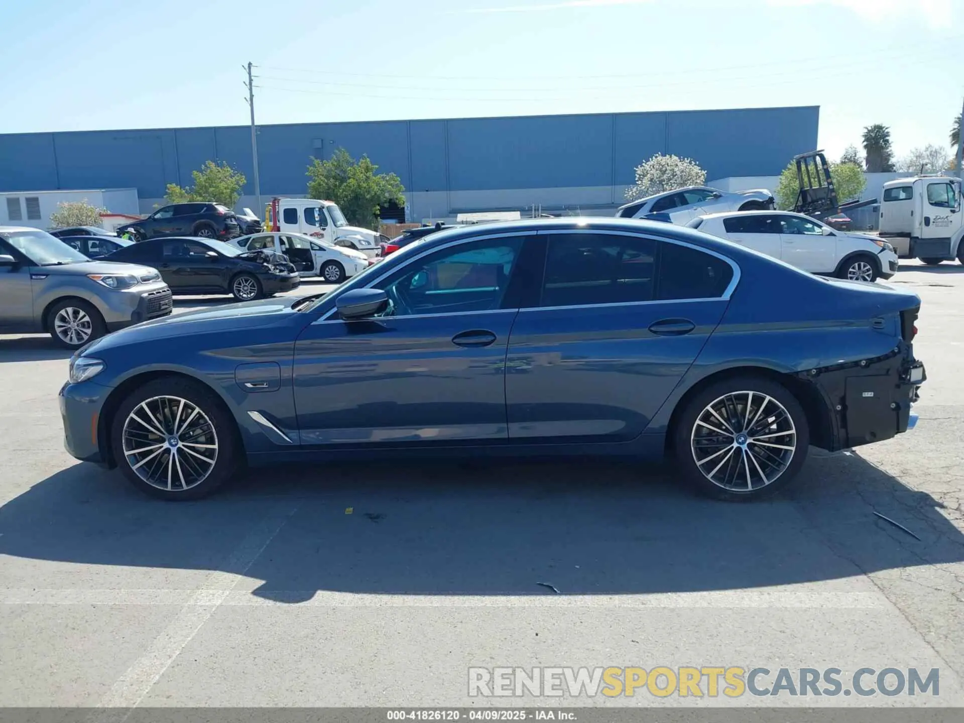15 fotografías del automóvil dañado WBA13AG04PCM42051 BMW 530E 2023
