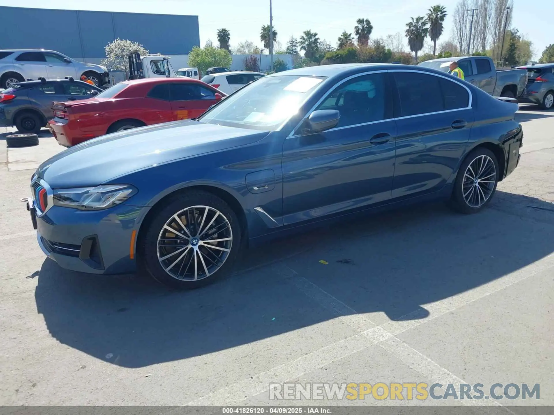 2 fotografías del automóvil dañado WBA13AG04PCM42051 BMW 530E 2023