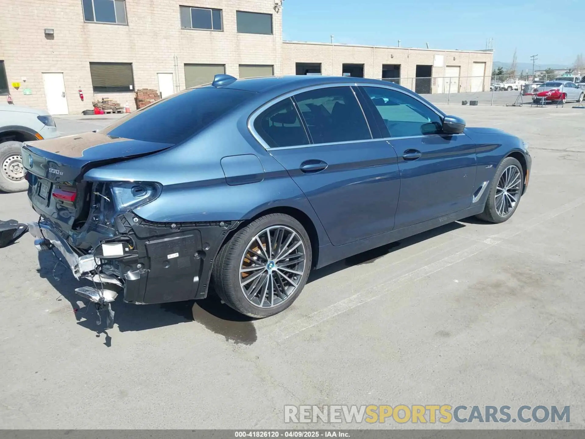 4 fotografías del automóvil dañado WBA13AG04PCM42051 BMW 530E 2023