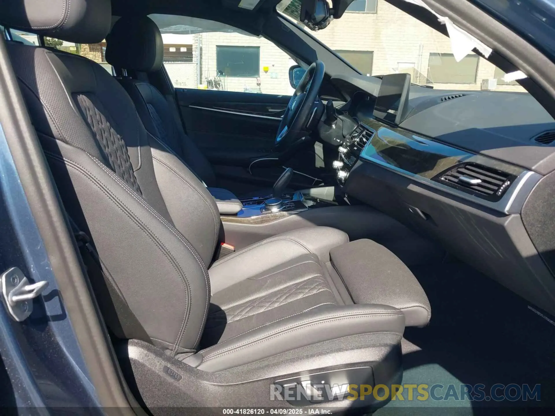5 fotografías del automóvil dañado WBA13AG04PCM42051 BMW 530E 2023