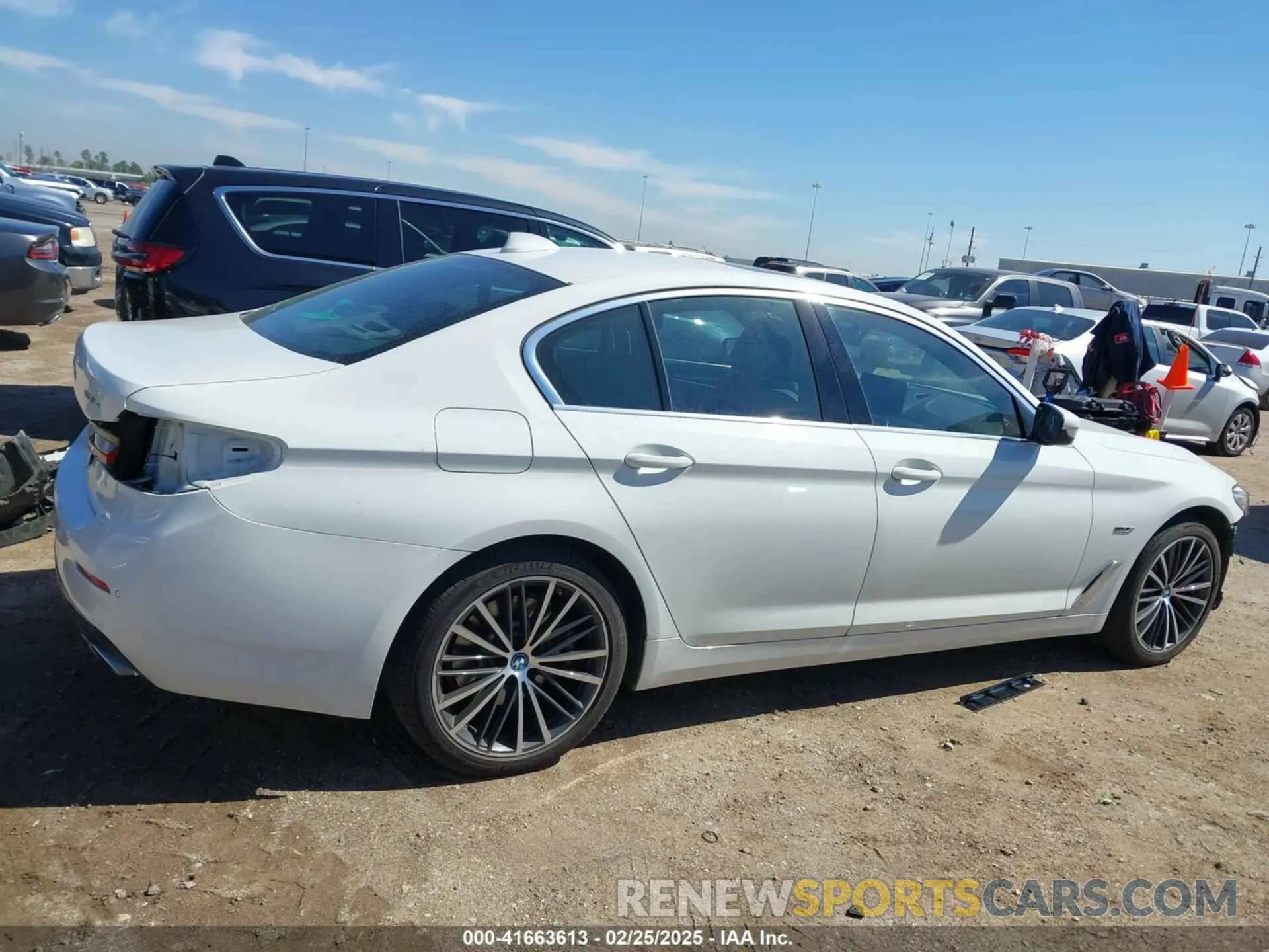 14 fotografías del automóvil dañado WBA13AG04PCN56163 BMW 530E 2023
