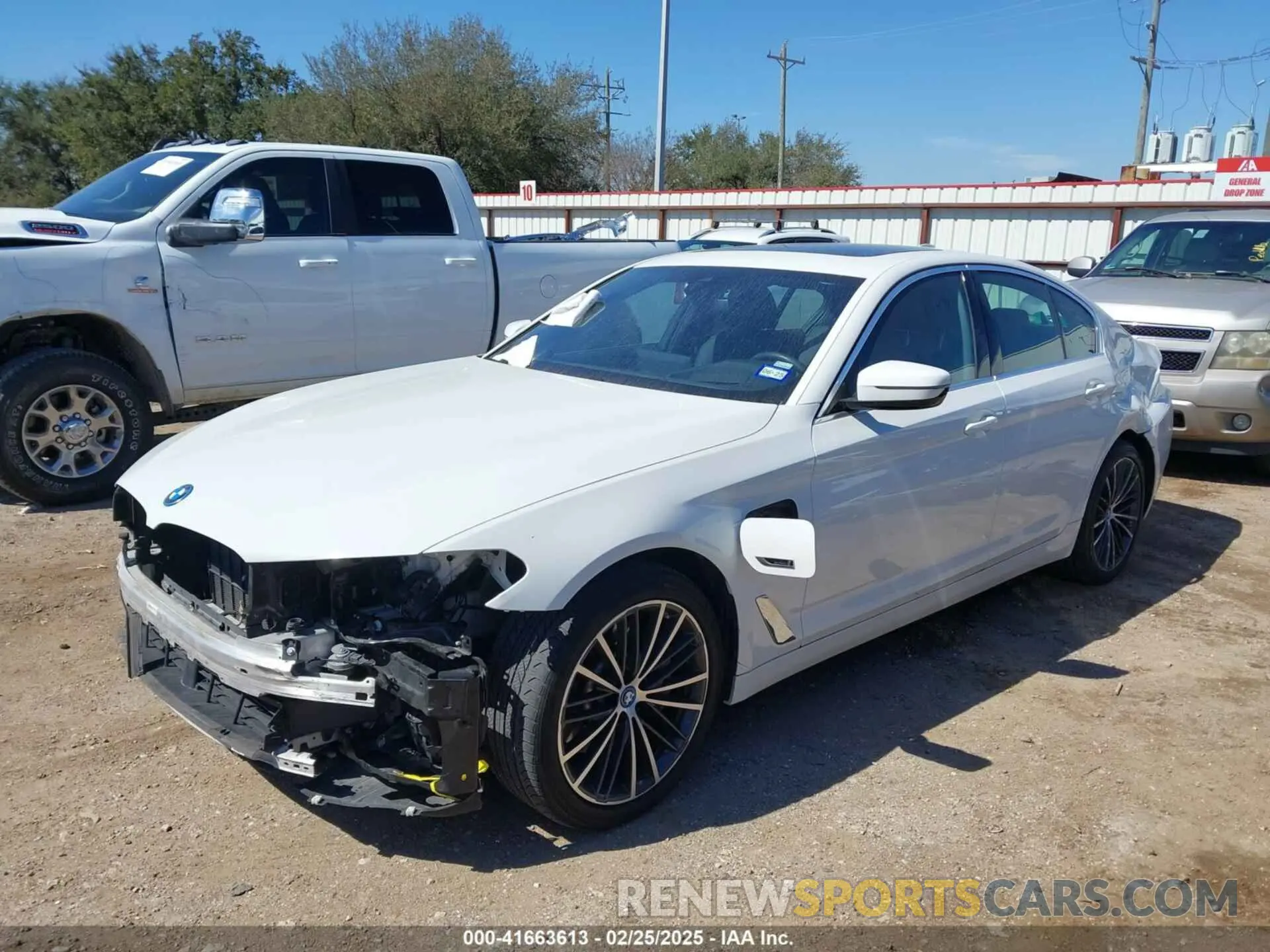 2 fotografías del automóvil dañado WBA13AG04PCN56163 BMW 530E 2023