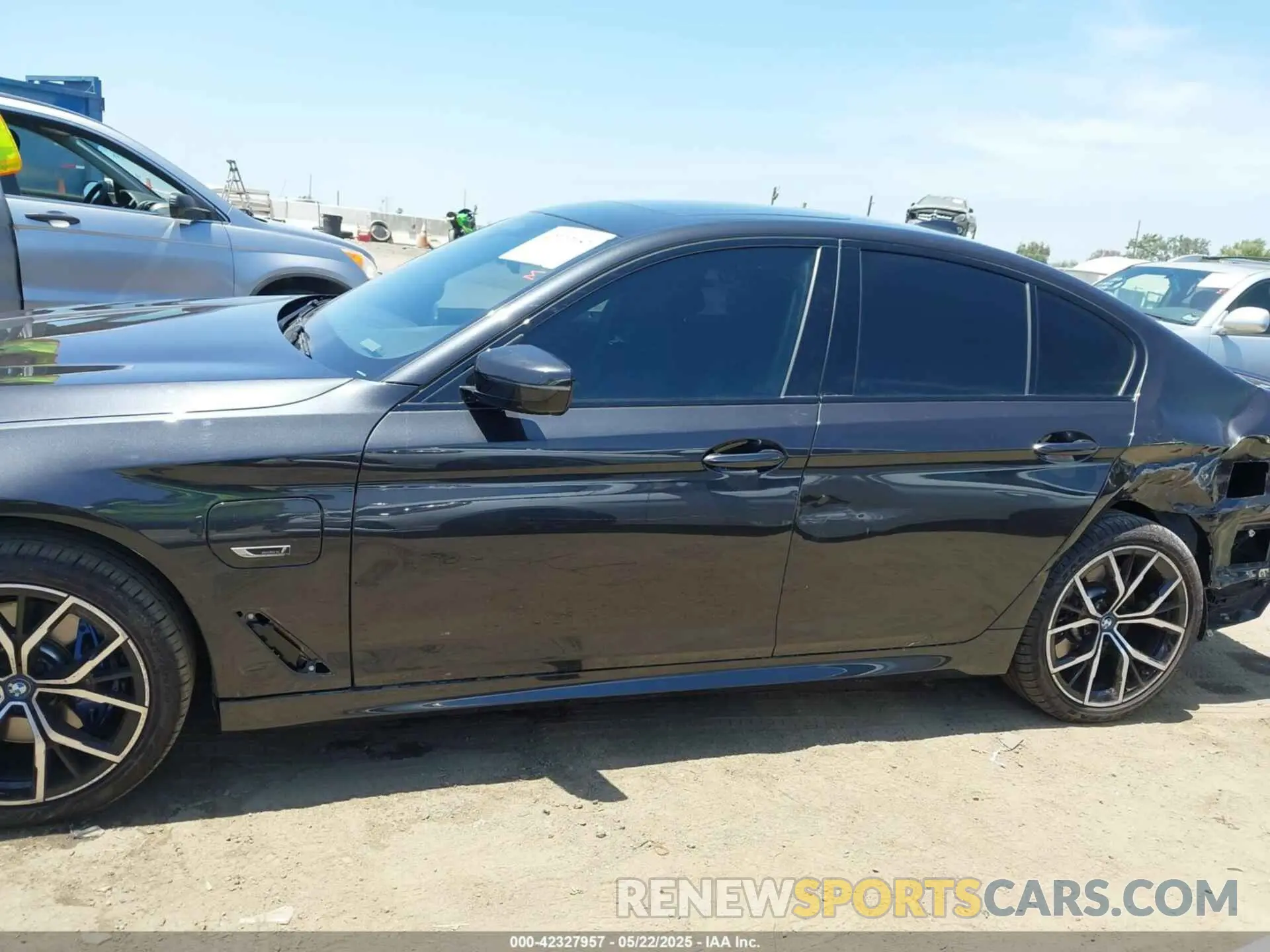 14 fotografías del automóvil dañado WBA13AG05PCL73810 BMW 530E 2023