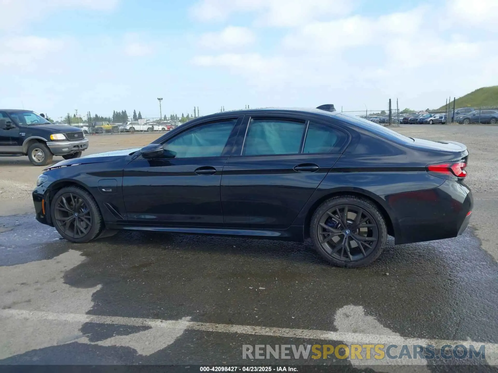 14 fotografías del automóvil dañado WBA13AG09PCL56556 BMW 530E 2023