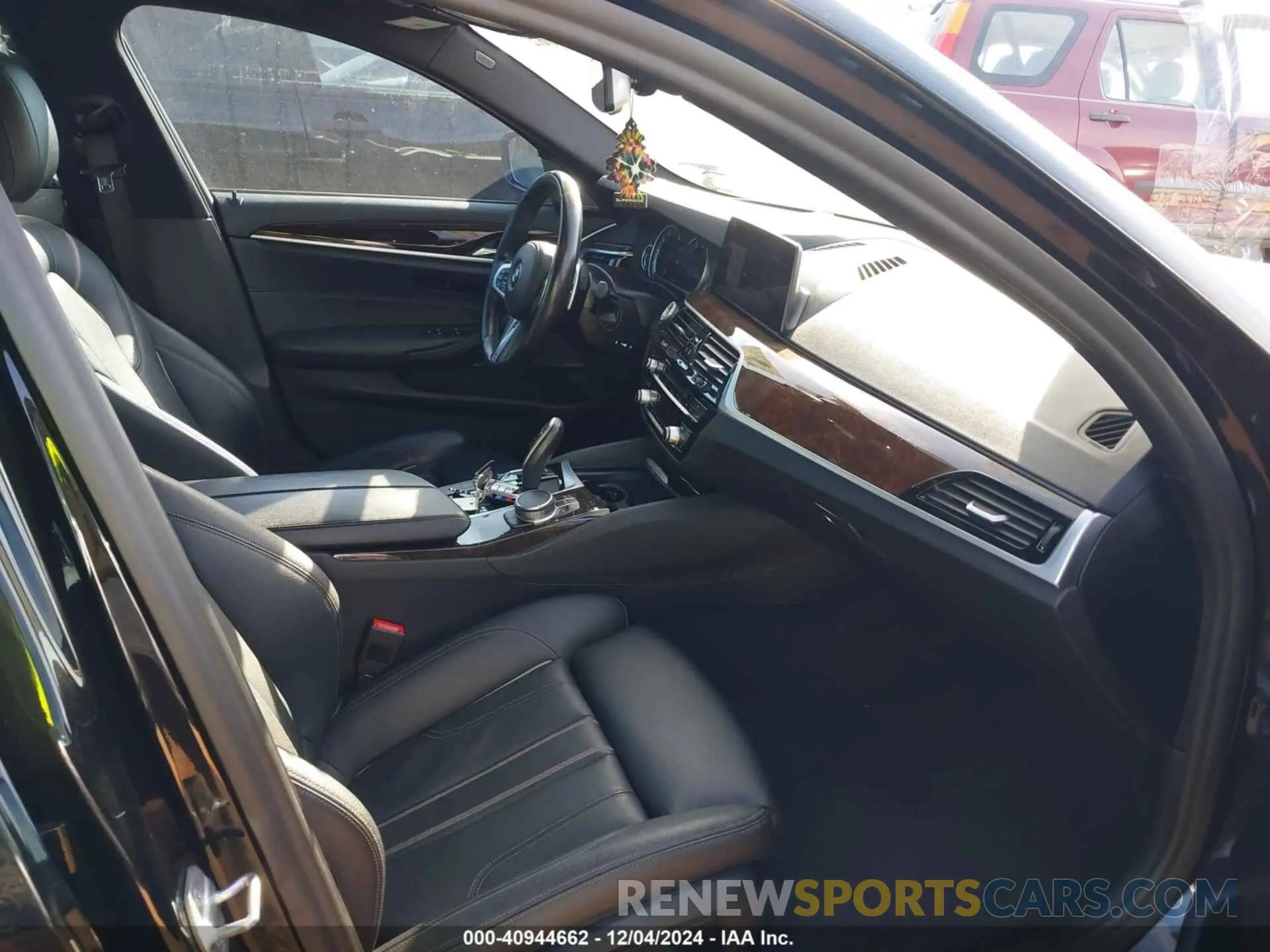 5 fotografías del automóvil dañado WBAJA7C54KG911232 BMW 530I 2019