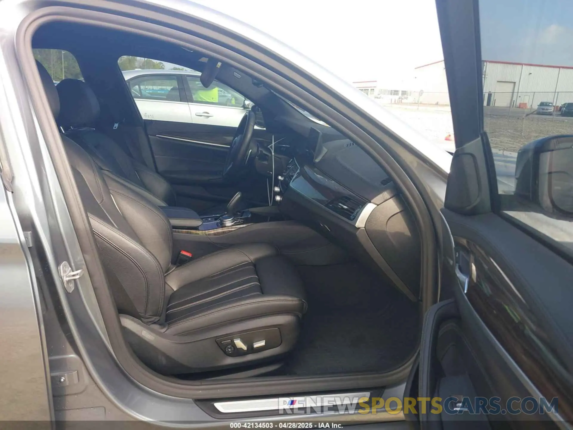5 fotografías del automóvil dañado WBAJR7C0XLCD55694 BMW 530I 2020