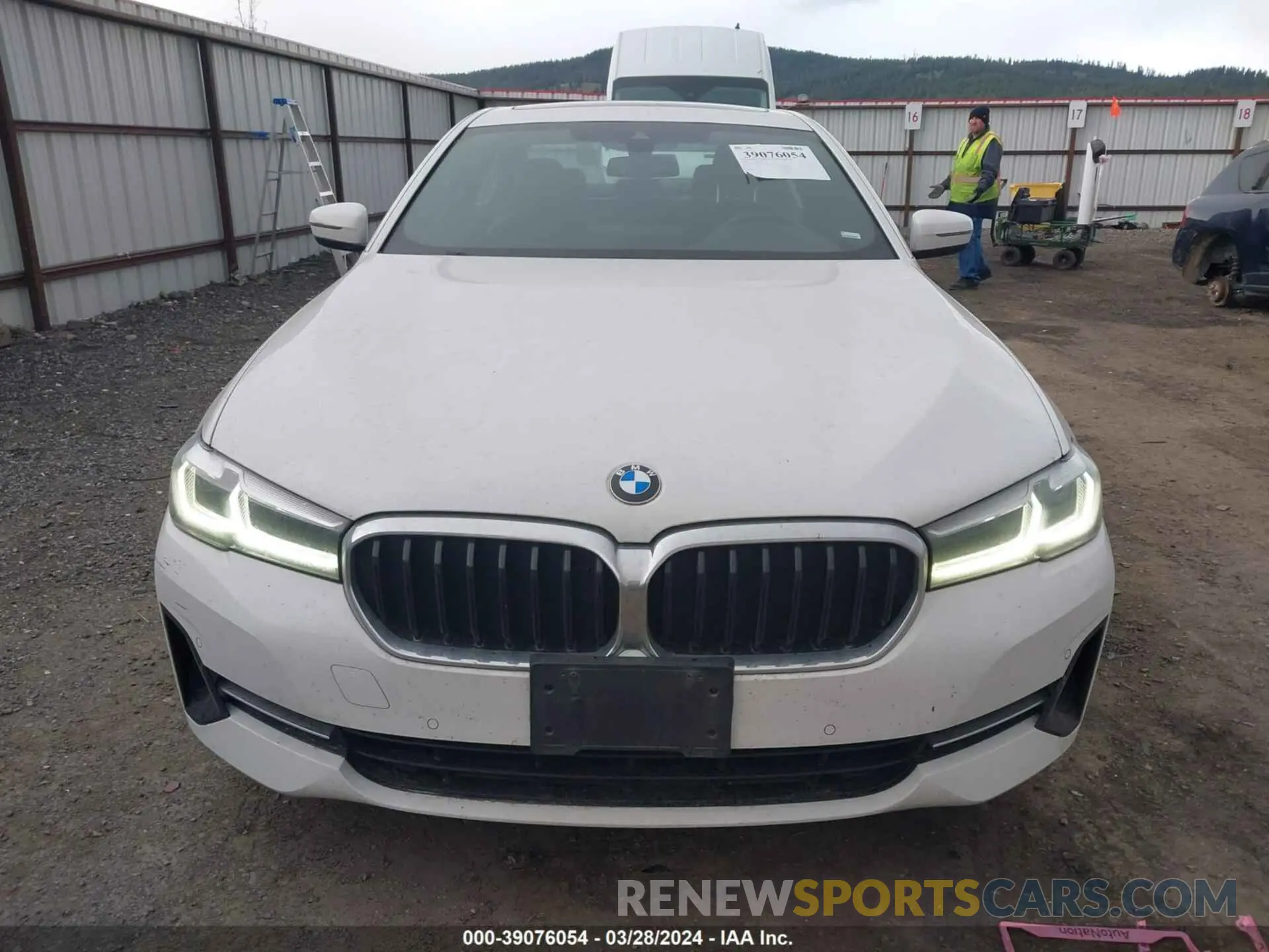 12 fotografías del automóvil dañado WBA13BJ01MCF62449 BMW 530I 2021