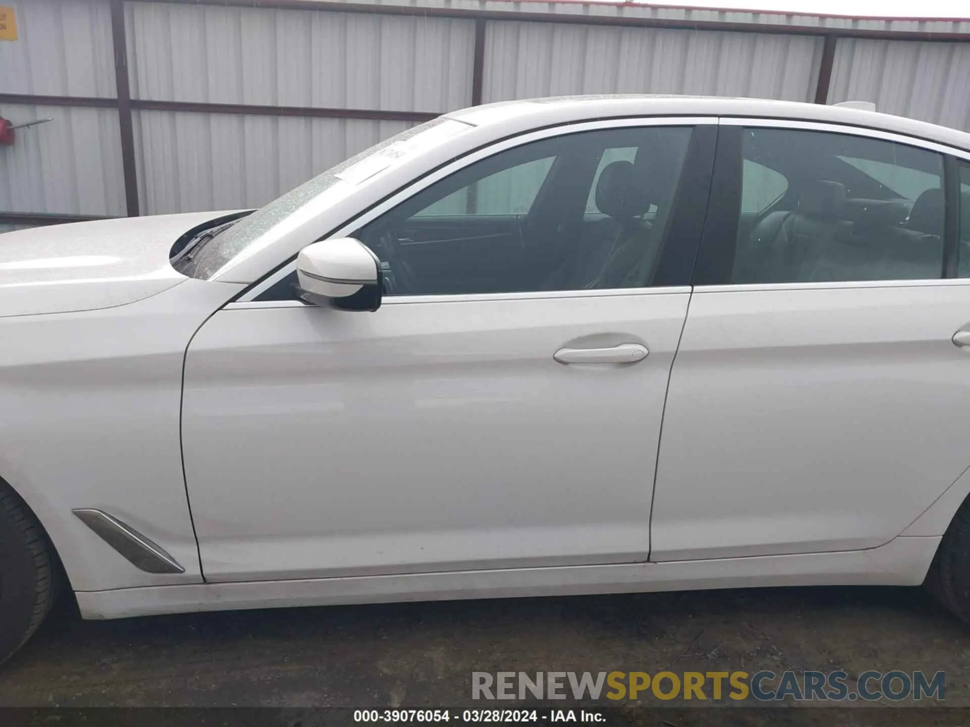 14 fotografías del automóvil dañado WBA13BJ01MCF62449 BMW 530I 2021