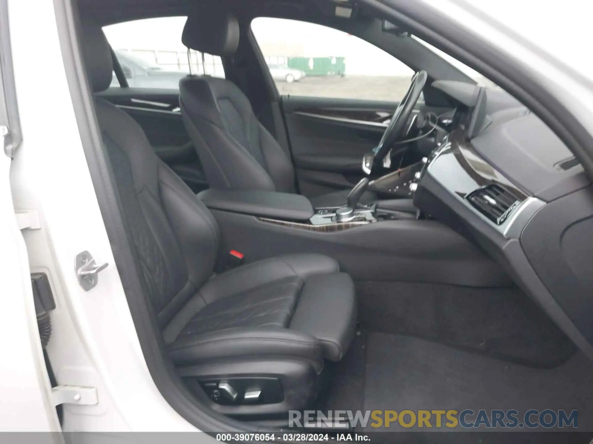 5 fotografías del automóvil dañado WBA13BJ01MCF62449 BMW 530I 2021