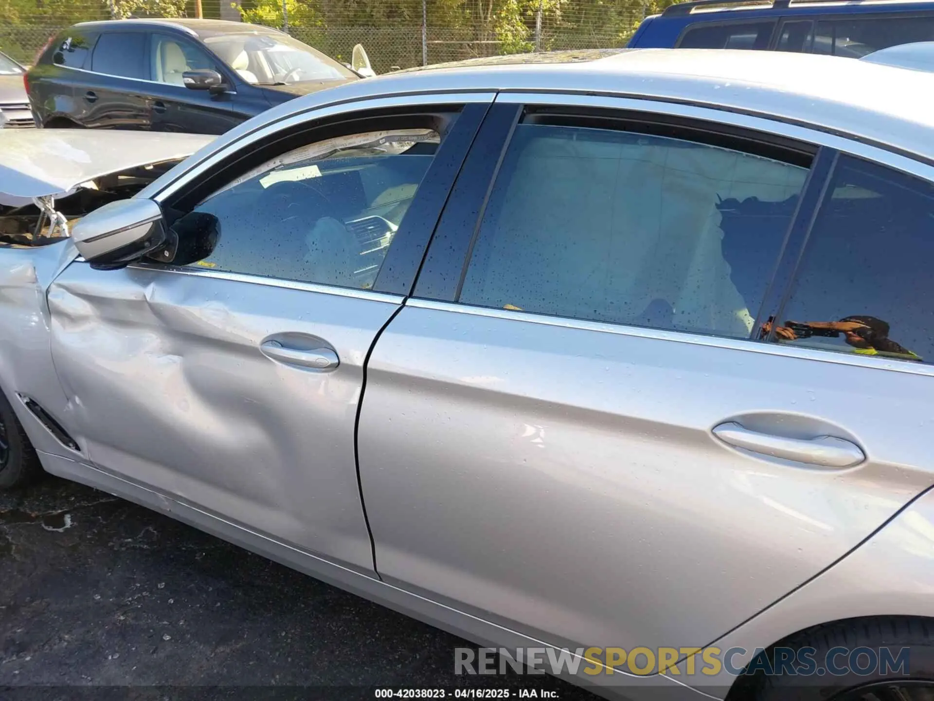 14 fotografías del automóvil dañado WBA53BH01MWX15298 BMW 530I 2021