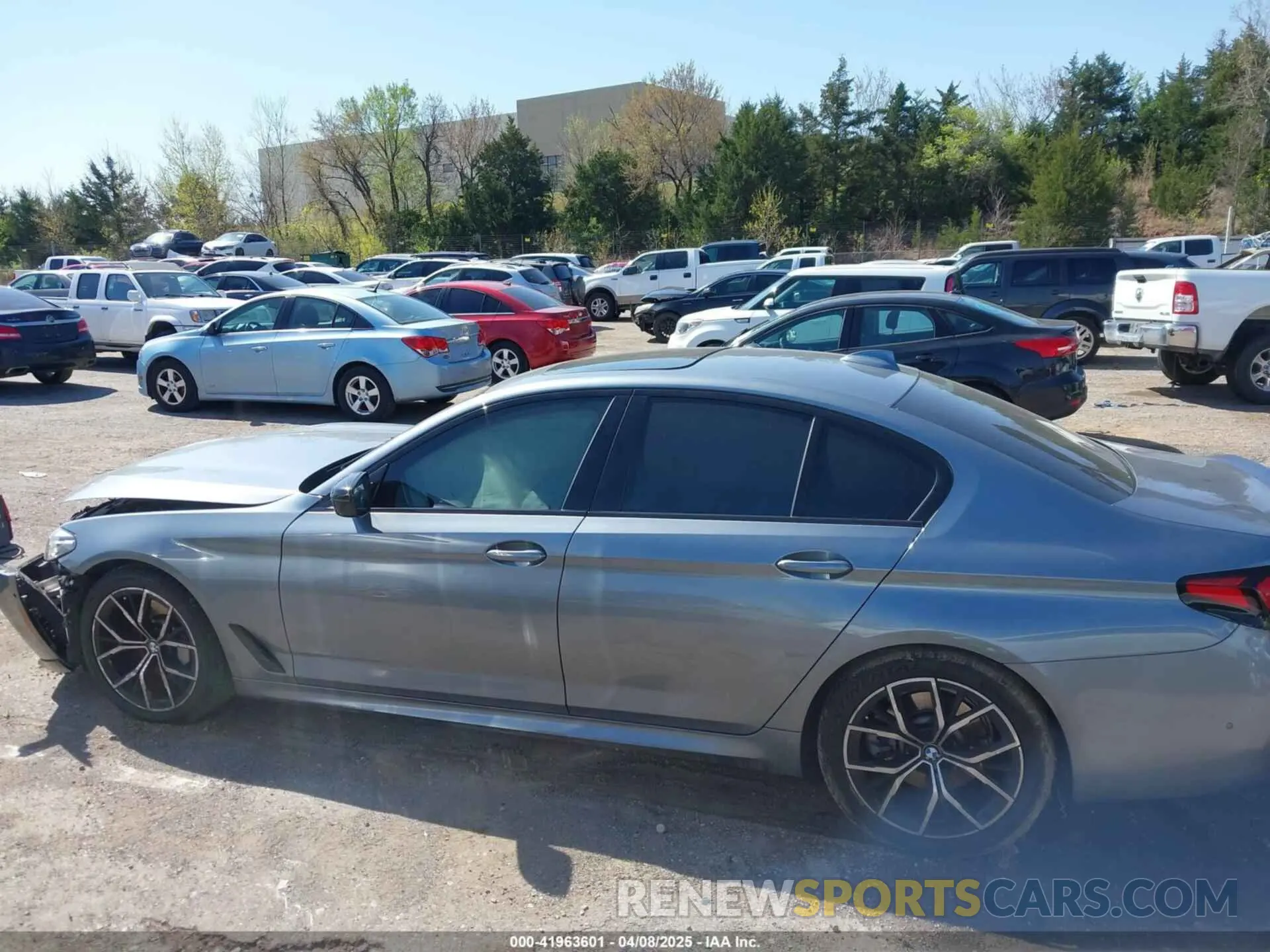 15 fotografías del automóvil dañado WBA53BH04MWX16672 BMW 530I 2021