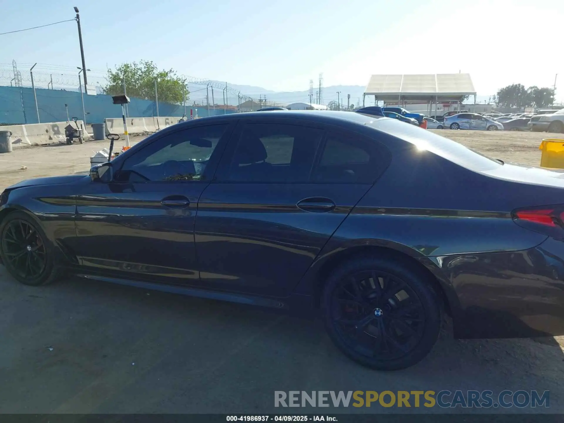 14 fotografías del automóvil dañado WBA53BJ0XNWX80355 BMW 540 2022