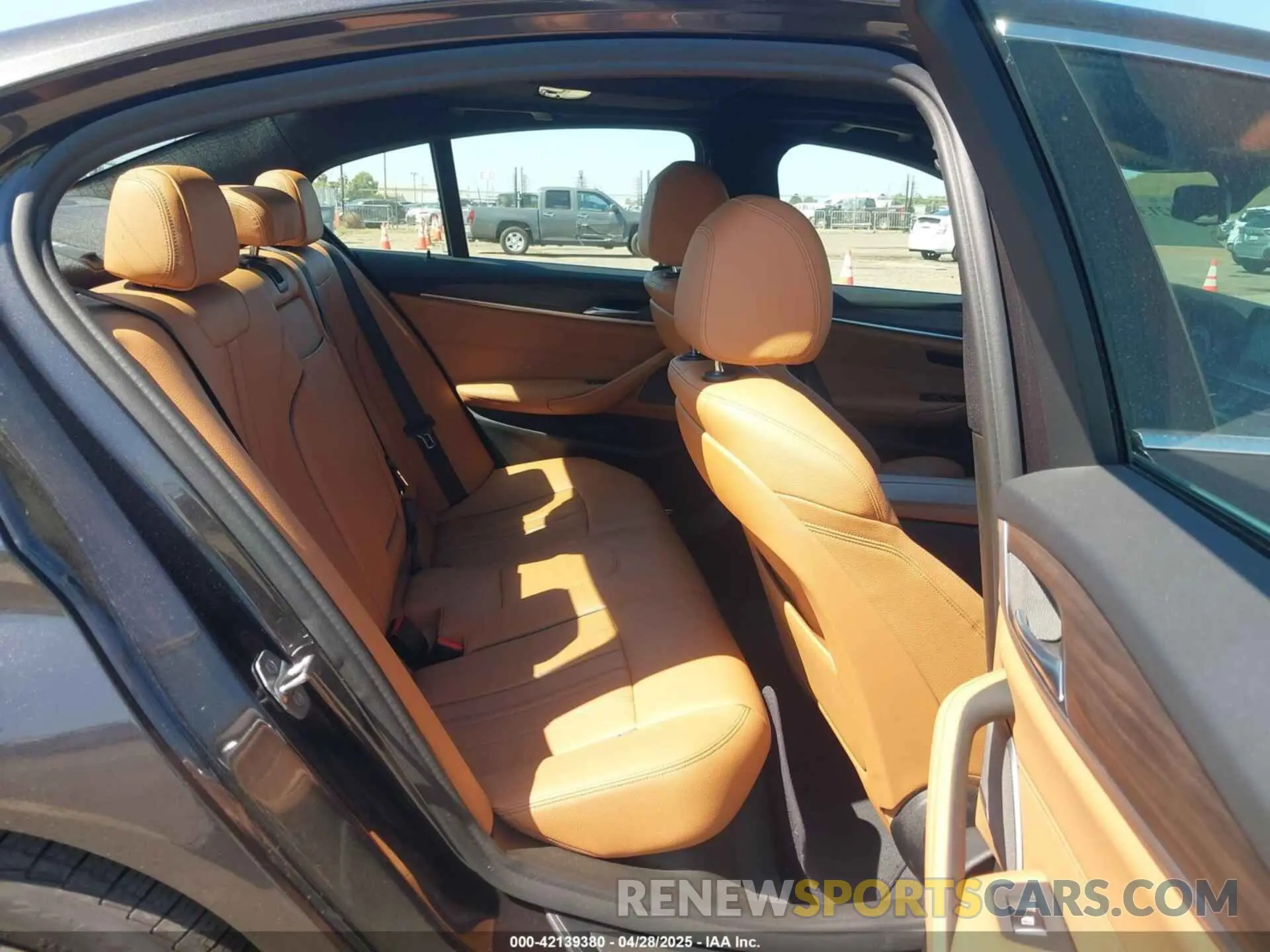 8 fotografías del automóvil dañado WBAJE5C5XKWW20300 BMW 540I 2019
