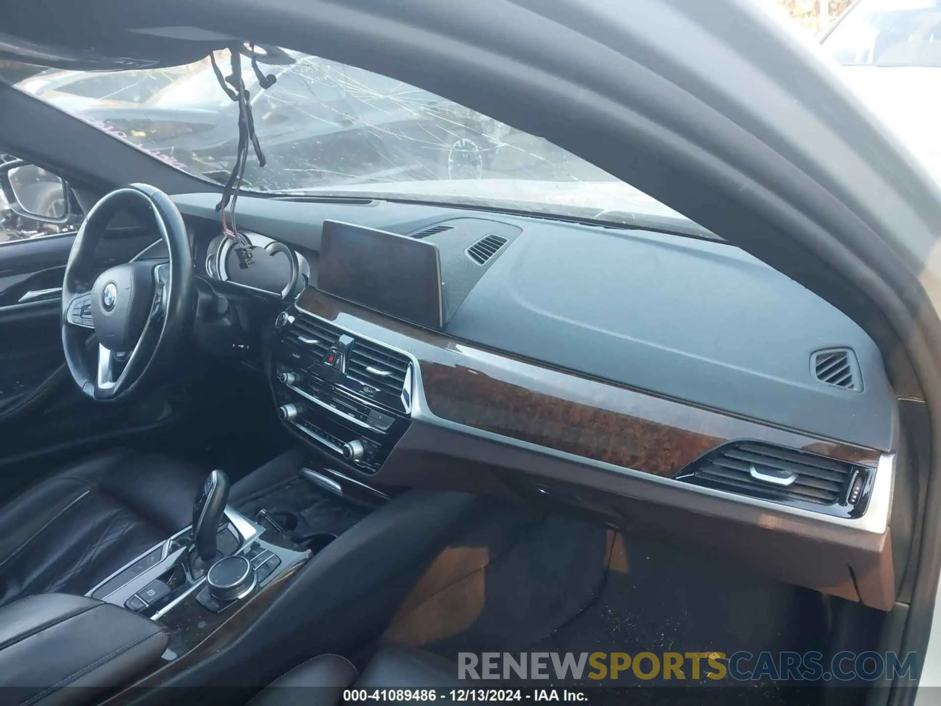 5 fotografías del automóvil dañado WBAJE7C57KWW15776 BMW 540I 2019