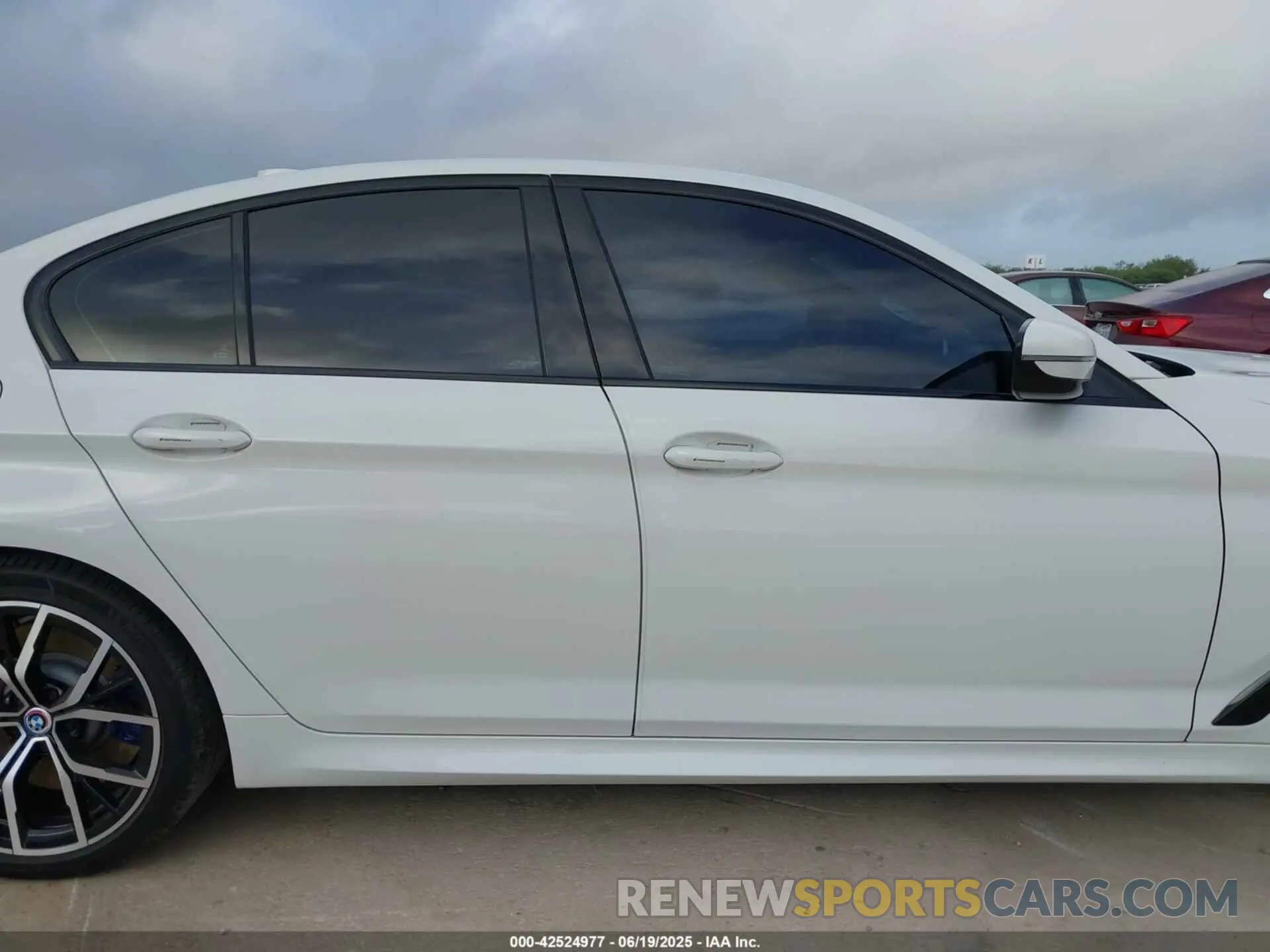 13 fotografías del automóvil dañado WBA73BJ02MWW90978 BMW 540I 2021