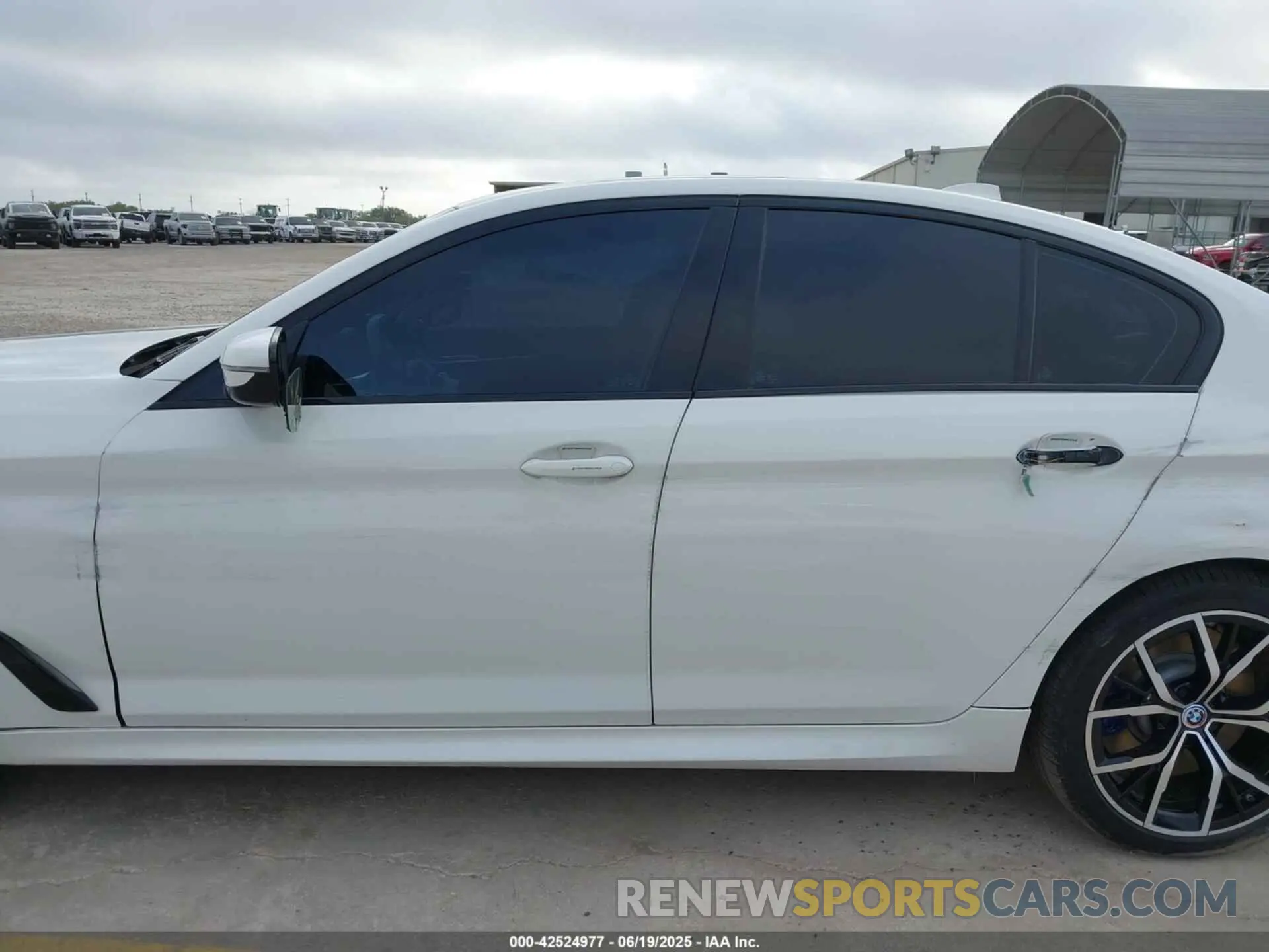 14 fotografías del automóvil dañado WBA73BJ02MWW90978 BMW 540I 2021